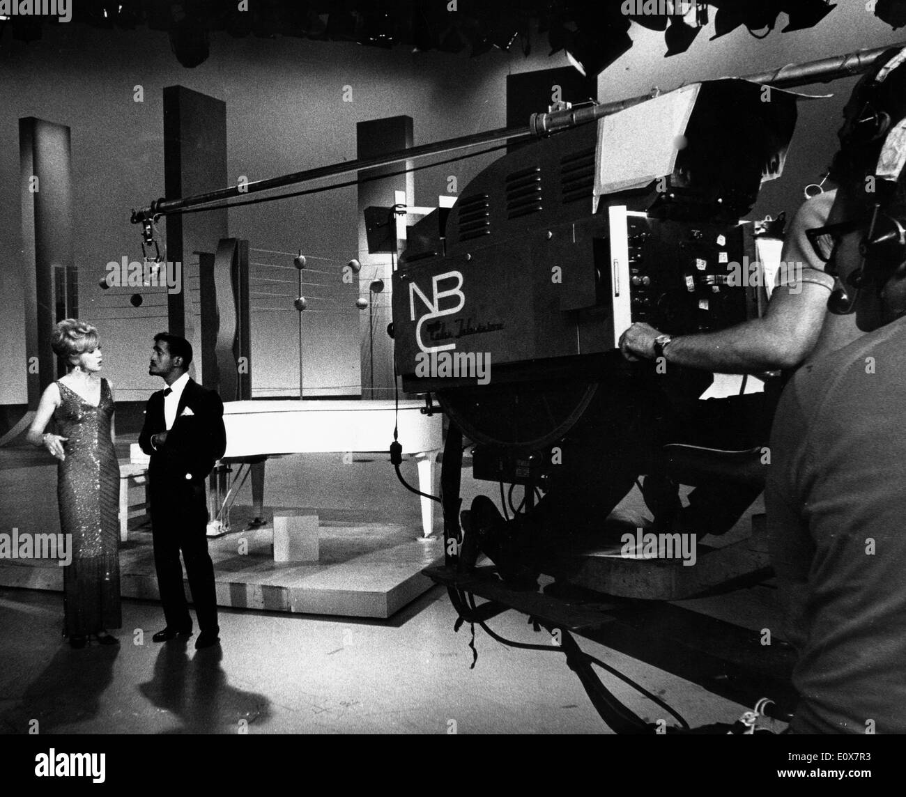 Sammy Davis Jr. sur le plateau d'une émission de télévision Banque D'Images