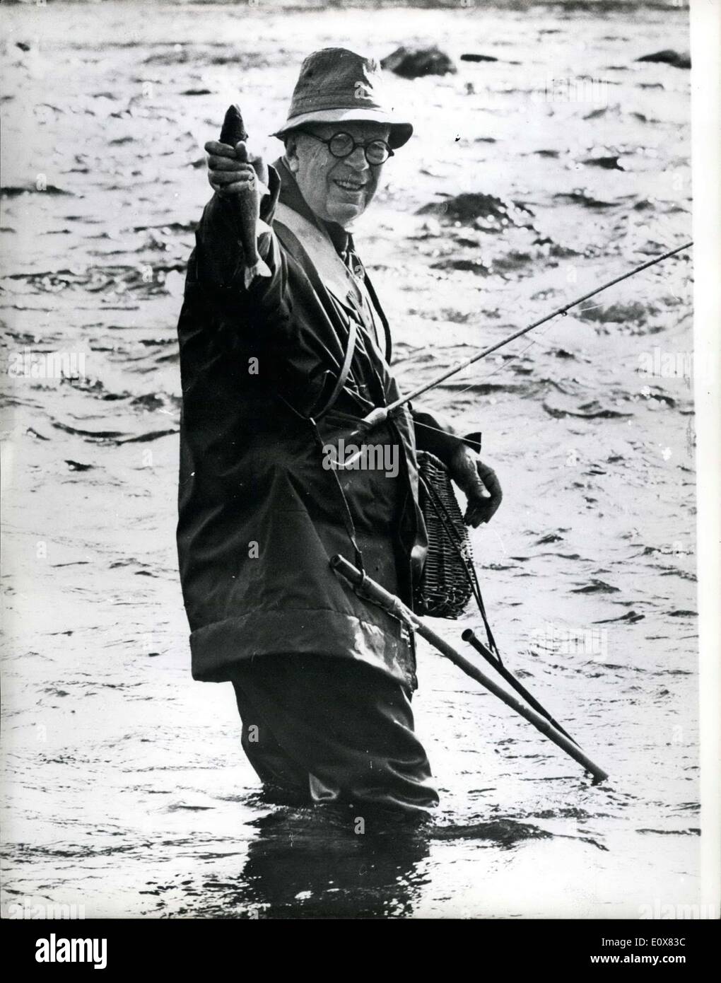 06 août, 1965 - Le Roi Gustav Adolf va à la pêche au saumon roi Gustave Adolphe de Suède est à présent passer une quinzaine de jours de vacances de pêche dans le Nord de la Suède avec certains de ses amis personnels. La photo montre le roi Gustave Adolf tient fièrement sa première prise d'un saumon de fontaine. Banque D'Images