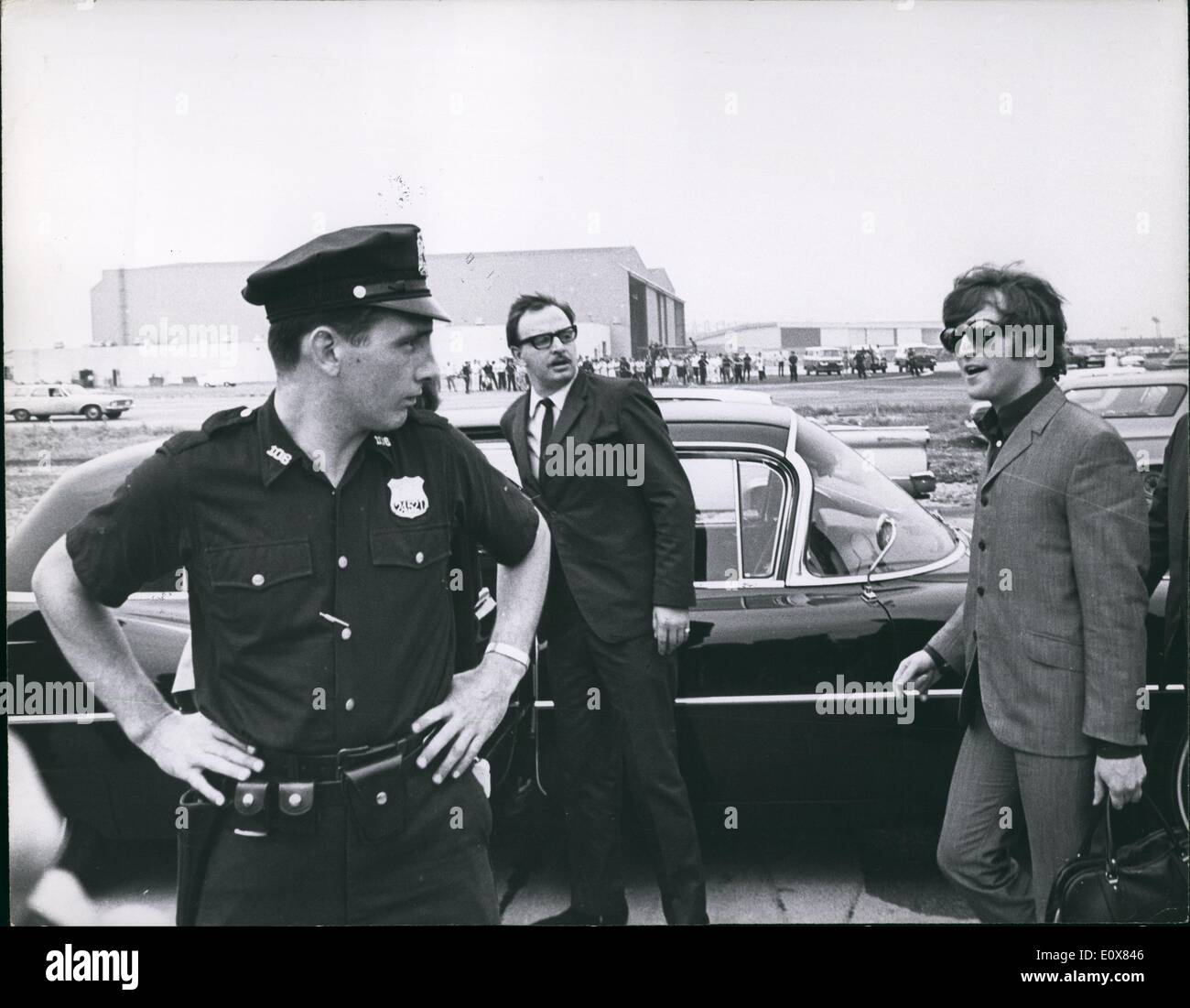 08 août 1965 - John Lennon arrivant à New York. Banque D'Images
