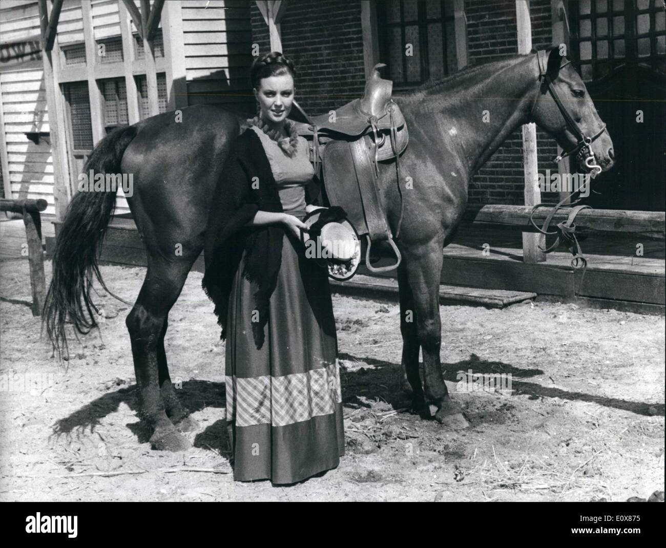 Septembre 09, 1965 - Rome, 10.9.65. Jim Mitchum, fils du célèbre acteur américain Robert, est à Rome pour participer comme le film Gli Uomini Passo dal pesante (Trumplers) avec Gordon Scott, réalisé par Albert Band. OPS : Ilaria Occhini, partenaire de Jim Mitchum, dans une scène d'Trumplers Rome Keystone Banque D'Images