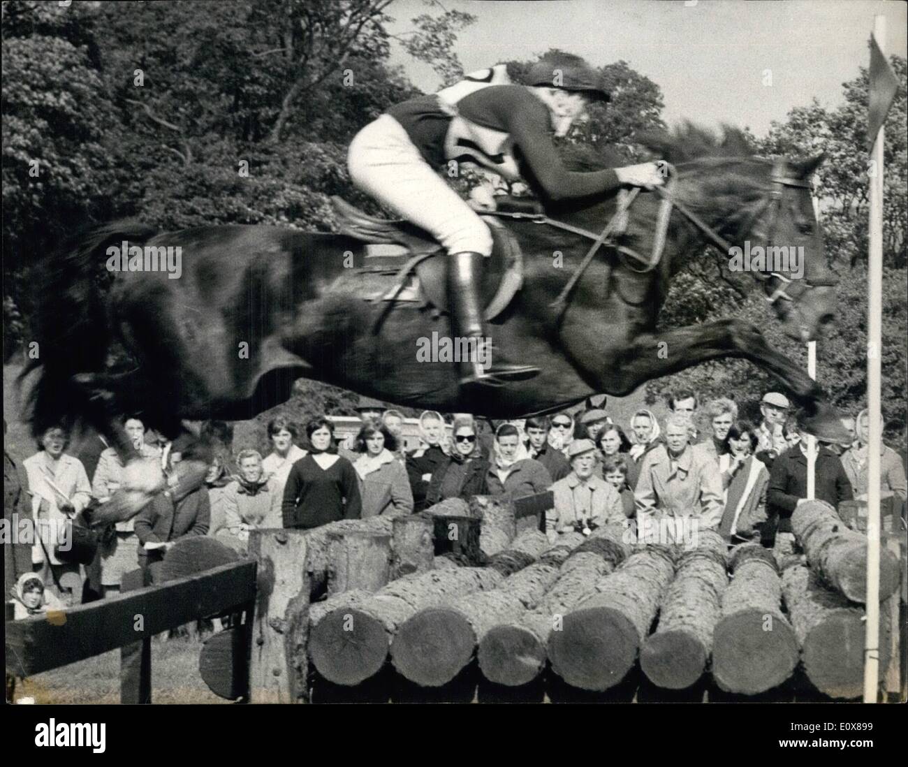 Septembre 09, 1965 - trois jours de Burghley le cross-country Événement : certains des meilleurs chevaux et les meilleurs riders en Grande-Bretagne participaient à l'essais de trois jours de Burghley dans le paramètre de Burghley Park, lignes, l'Elizabethan accueil du marquis d'Exeter, hier. Ils ont pris part à la négociation, d'événements de ski de 28 clôtures fixes sur quatre kilomètres,. Phot montre ''facile'', monté par le Capitaine T. Kopanski, vu prendre les rails en boîte-à-sauter au cours de l'événement de ski de fond. Banque D'Images