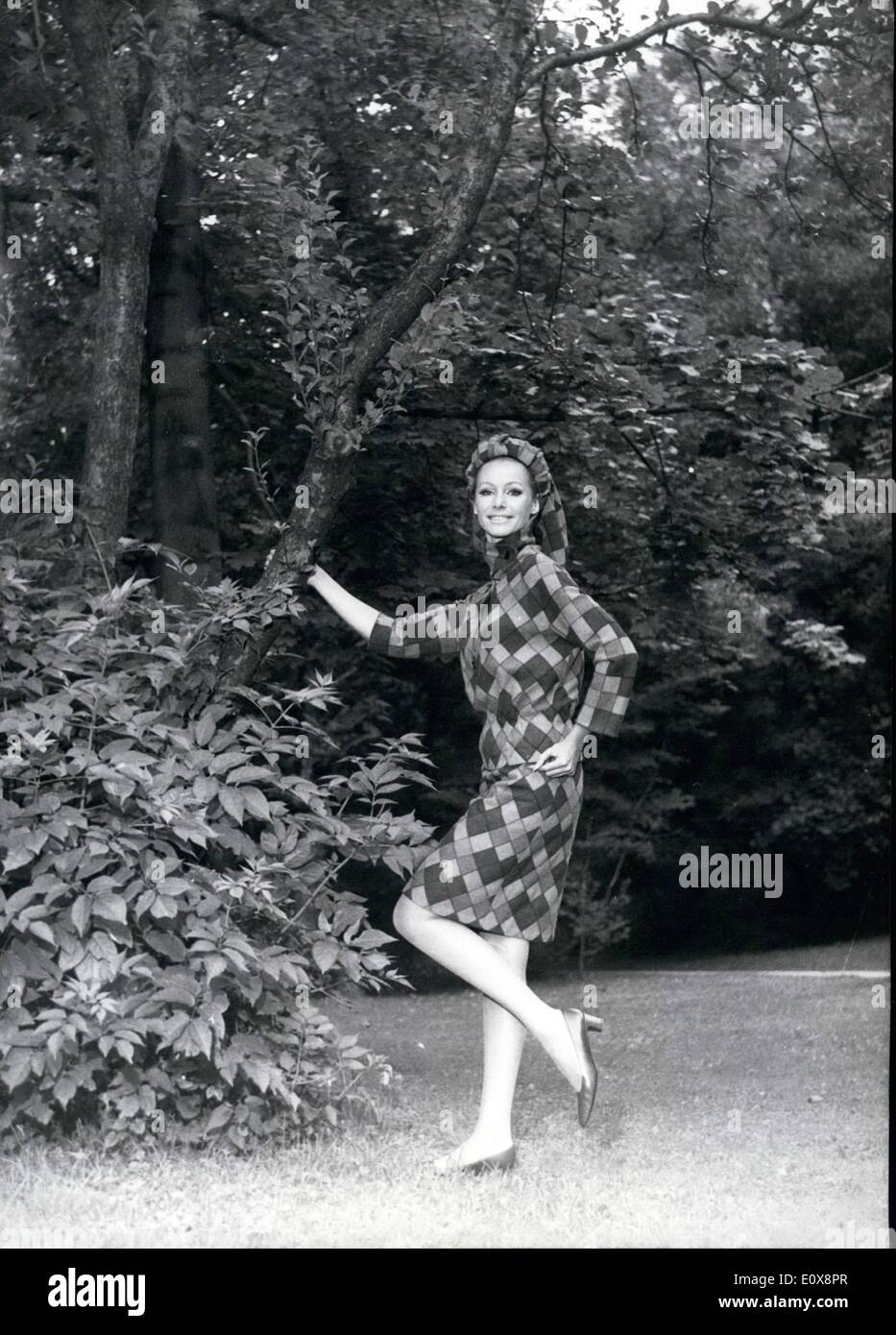 Septembre 09, 1965 - Quelques temps après le ''grand maître'' de Paris. maintenant aussi les couturiers allemand à Hambourg, Berlin, Munich s.s.o. montre leurs collections pour la saison automne-hiver 1965-1966. Les modèles est créé par Schulz-Varell Munich. Notre photo montre ''Risiko'' s'appelle ce costume de laine greeen beigeolive. La jupe est matelassé comme les contrôles et le montage du tablier est le clou de cette combinaison. Banque D'Images