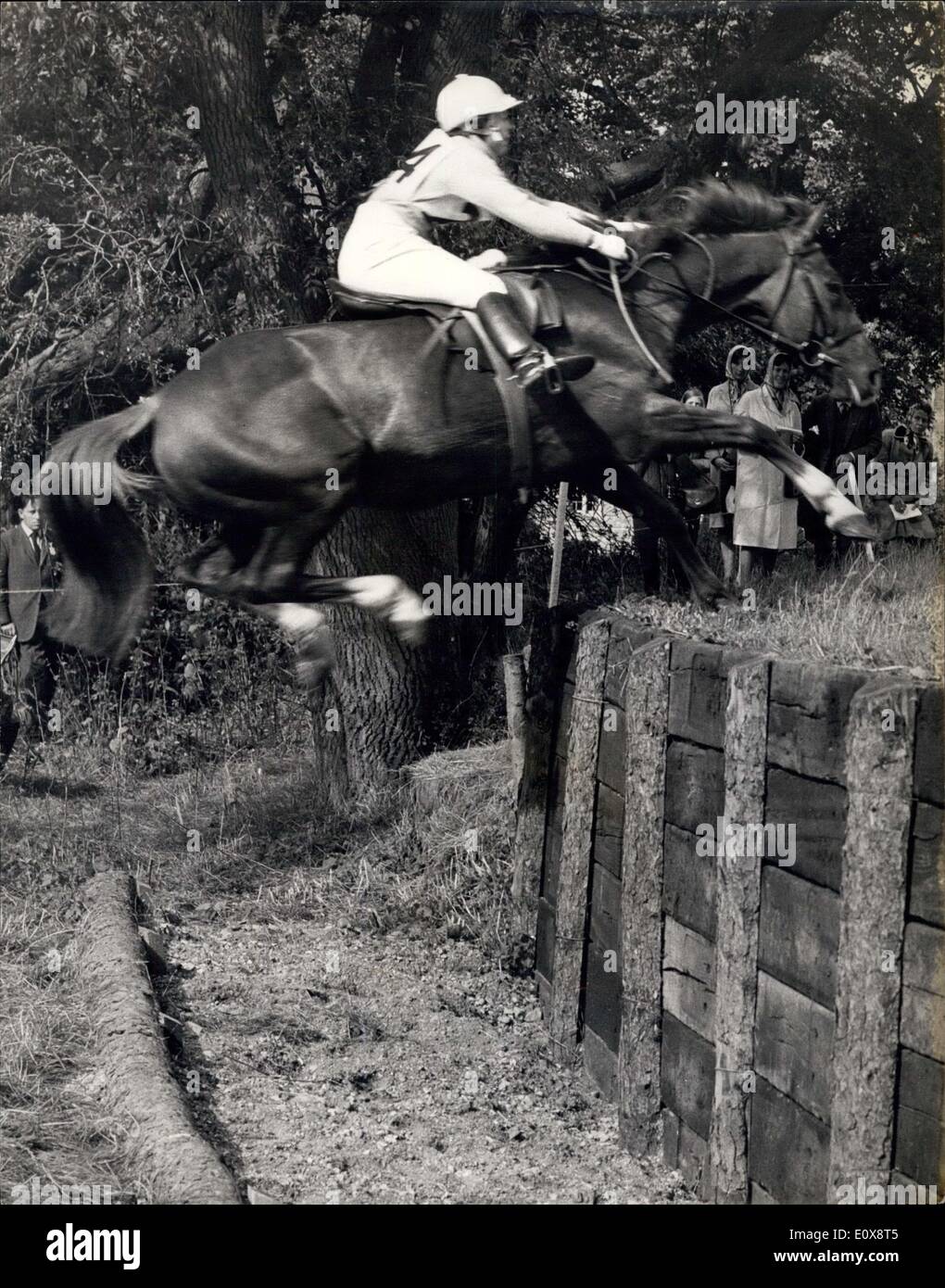 Septembre 10, 1965 - trois jours de Burghley le cross-country événement : certains des meilleurs chevaux et les meilleurs riders en Grande-Bretagne étaient en compétition dans les trois jours de procès dans le cadre de Burghley Park, lignes., l'Elizabethan accueil du marquis d'Exeter hier, ils participaient à l'événement de ski de fond, la négociation 28 clôtures fixes sur un cours de 4 milles. La photo montre la ''Merry'', monté par Mlle J. Walkinton, est considérée en tenant le dormeur Bank jump dans le cross-country événement hier. Banque D'Images