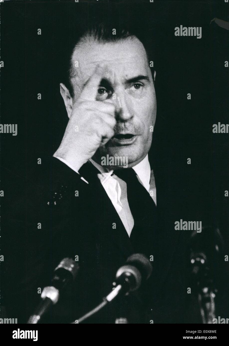 Septembre 21, 1965 - L'aile gauche -Candidat à la présidence française tient conférence de presse : M . François Mitternad, un ancien ministre du cabinet la gauche Inc candidat pour la présidence française, a tenu une conférence de presse à Paris pour la journée. Photo montre M. François Mitterrand illustré par la ruse de sa conférence de presse. Banque D'Images