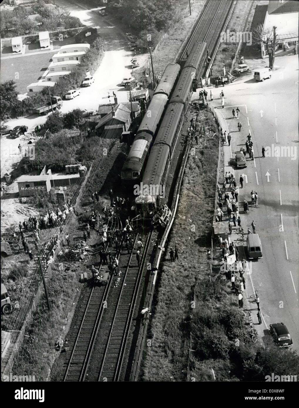 Septembre 22, 1965 - Trois meurent lorsque hits train bus. : Trois personnes ont été brûlées à mort aujourd'hui, dans un bus qui a été frappé par un train au passage à niveau-leel Roundstone, East Preston, Sussex. Huit ont été grièvement blessés - six d'entre eux des femmes. L'autobus a été poussée le long de la ligne de 50 verges, et s'enflammer. L'accident s'est produit à 9h le Partsmouth 8,47 de Brighton train électrique était en retard à cause du brouillard. Le bus vert, près d'un ''housewives shopping spécial'' a été régulièrement Southdown Motors exécuter de Brighton à Portsmouth Banque D'Images