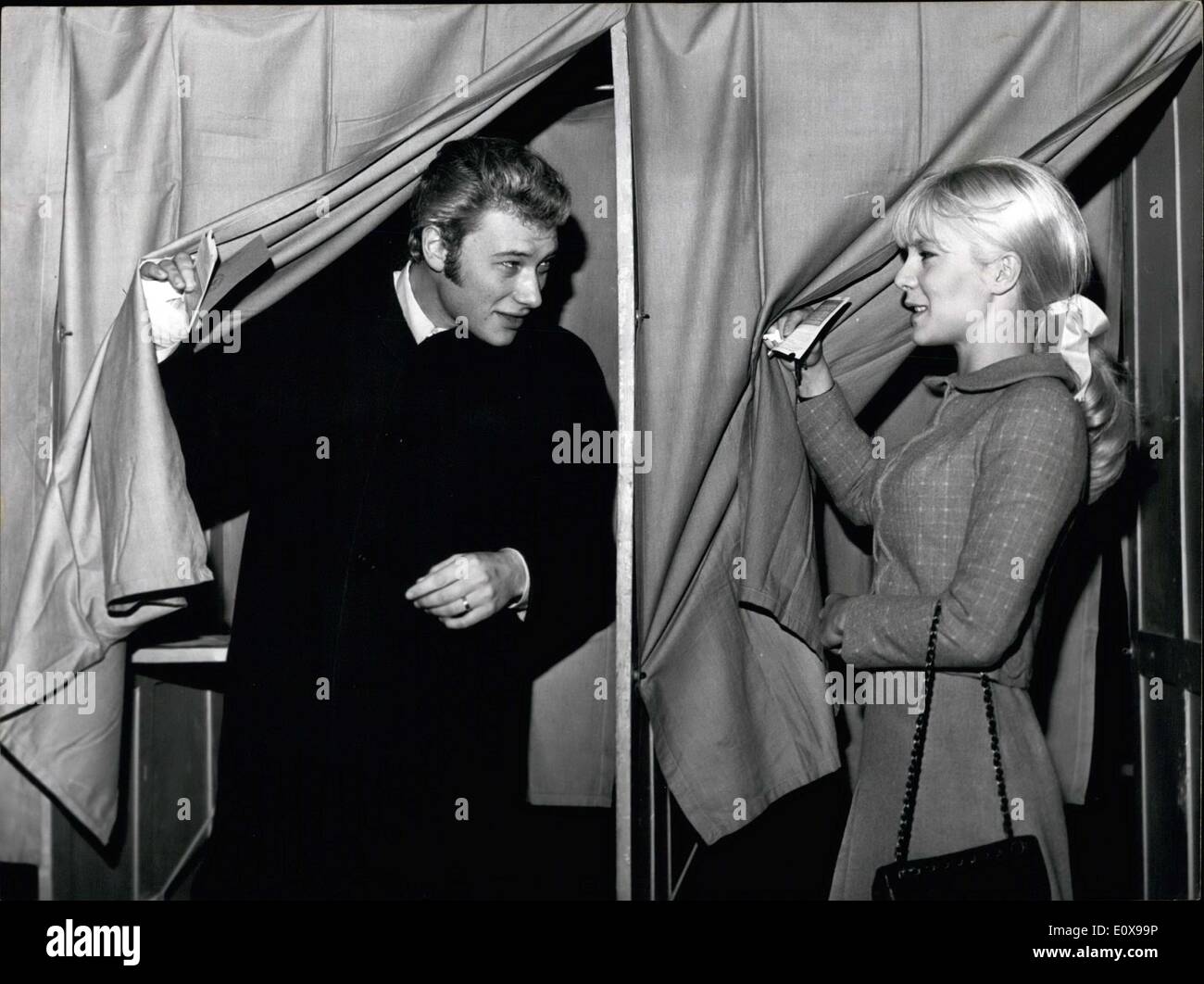 05 déc., 1965 - Johnny Halliday épouse Sylvie Vartan Quitter Isoloir ensemble .c Banque D'Images