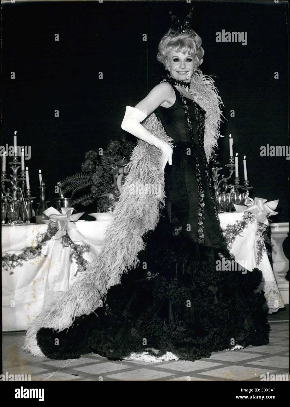 10 déc., 1965 - Zizi Jeanmaire devient ''La dame de chez Maxim's'' où Jacques Charon est de mettre au Palais-Royal. La combinaison de Zizi et Feydeau est sûrement d'être un succès en salles cette année. Banque D'Images
