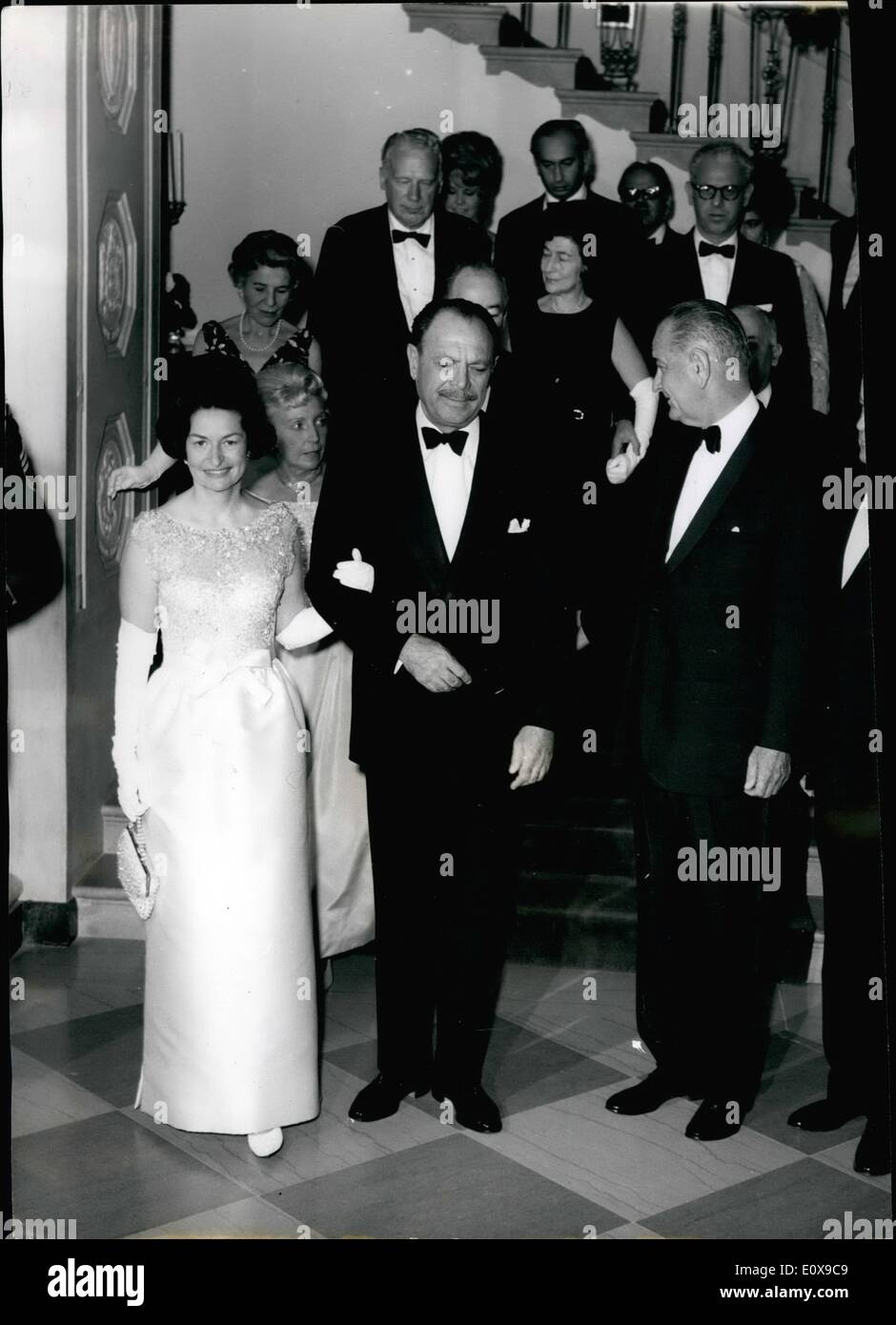 Le 12 décembre 1965 - Le Président Khan au dîner de la Maison Blanche : photo montre le président Ayub Khan, du Pakistan entre), en compagnie du président Banque D'Images