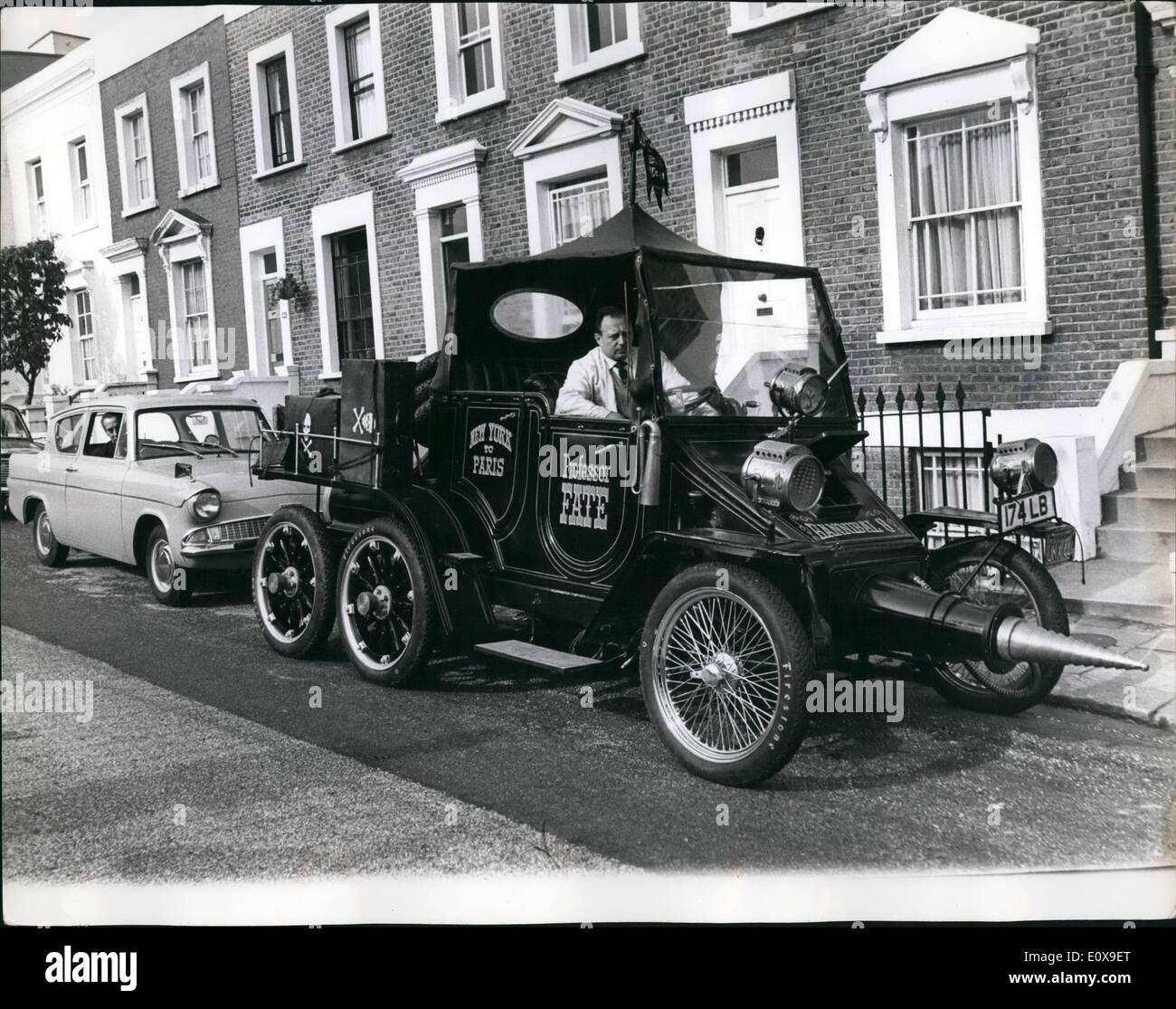 10 octobre 1965 - Hannibal 8 - la voiture avec de nombreux Extras, y compris extension 8-ft, jambes et UN canon : Cet étrange véhicule a été vu hier à Londres, appelé Hannibal 8 - la voiture qui peut se lever et aller - a beaucoup d'extras, y compris extension 8-pi, jambes, canon en laiton et équipement de fonte de neige. Ce véhicule, construit sur mesure à Hollywood, a été spécialement conçu pour le film « la Grande course », que Jack lemmon conduit dans une course de l'Amérique à Paris. Il a coûté à Warner Bors. 8,000 à construire Banque D'Images