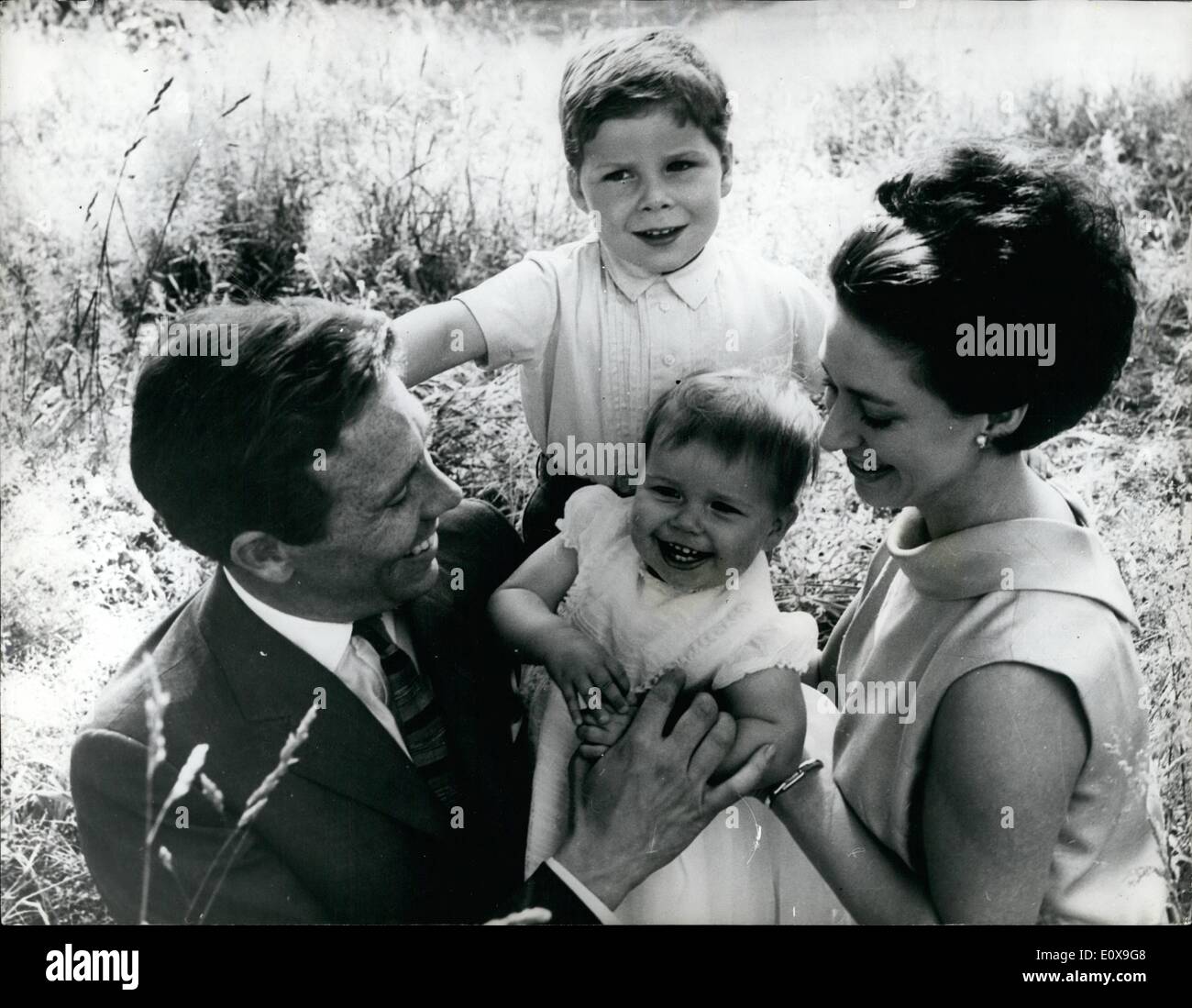 10 octobre 1965 - Nouvelles photos de la princesse Margaret, le comte de Snowdon et leurs enfants : Son Altesse Royale la princesse Margaret, le comte de Snowdon, et leurs enfants en photo dans le jardin de Kensington Palace, Londres. Lady Sarah qui porte une robe d'organdis blanc garni de dentelle blanche, est né le 1er mai. 1964. Lord Linley le 3 novembre 2001. 1961. Banque D'Images