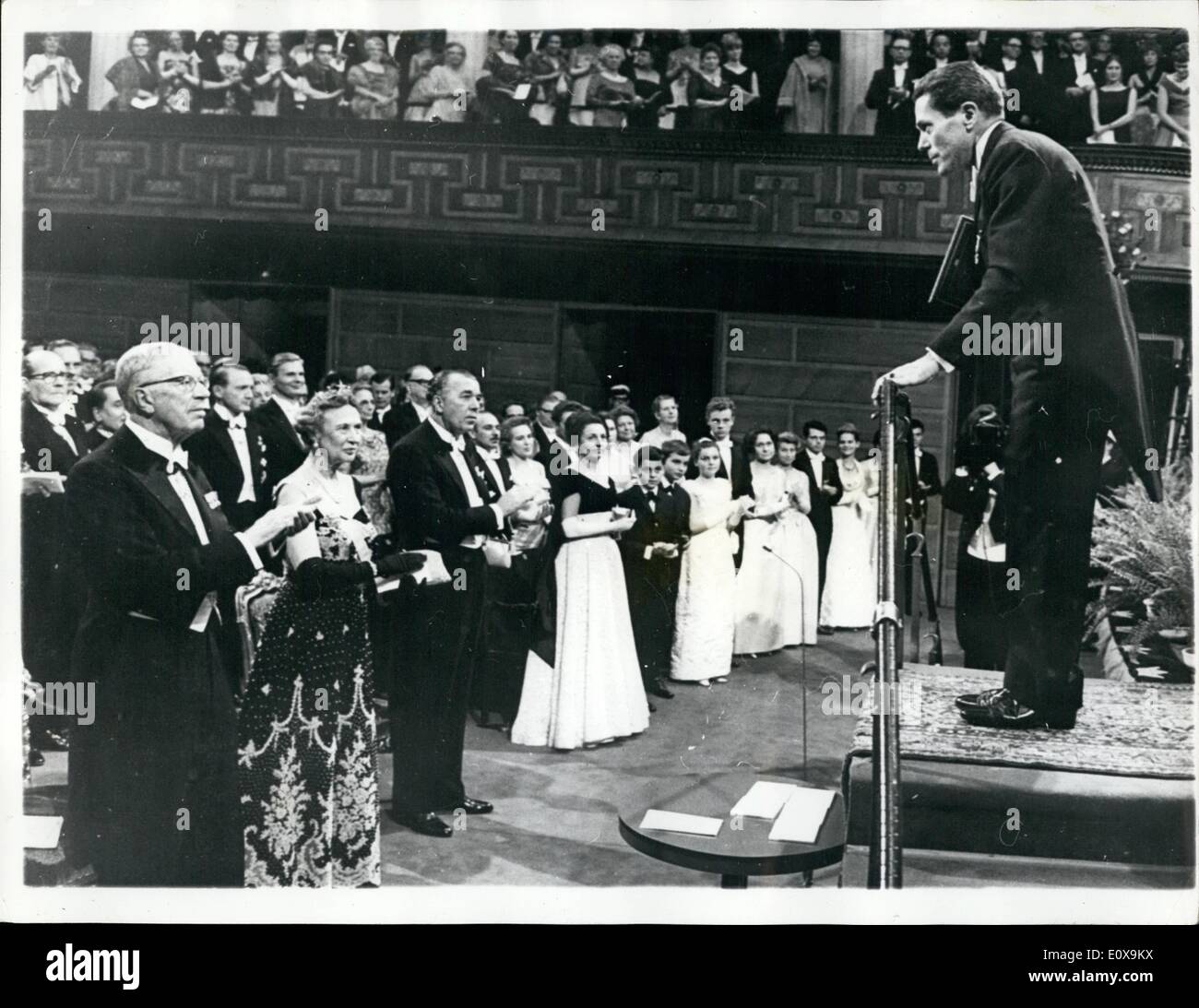 Le 12 décembre 1965 - Présentation des Prix Nobel à Stockholm. : Le roi Gustave de Suède a présenté aux lauréats des Prix Nobel, lors d'une cérémonie dans la salle de concert de Stockholm, le vendredi 10 décembre. La photo montre le Professeur Jacques Monod (France (médecine), s'incline devant le Roi Gustav Adolf, Princesse Margarethe de Danemark et le Prince Bertil de Suède après la présentation. Banque D'Images