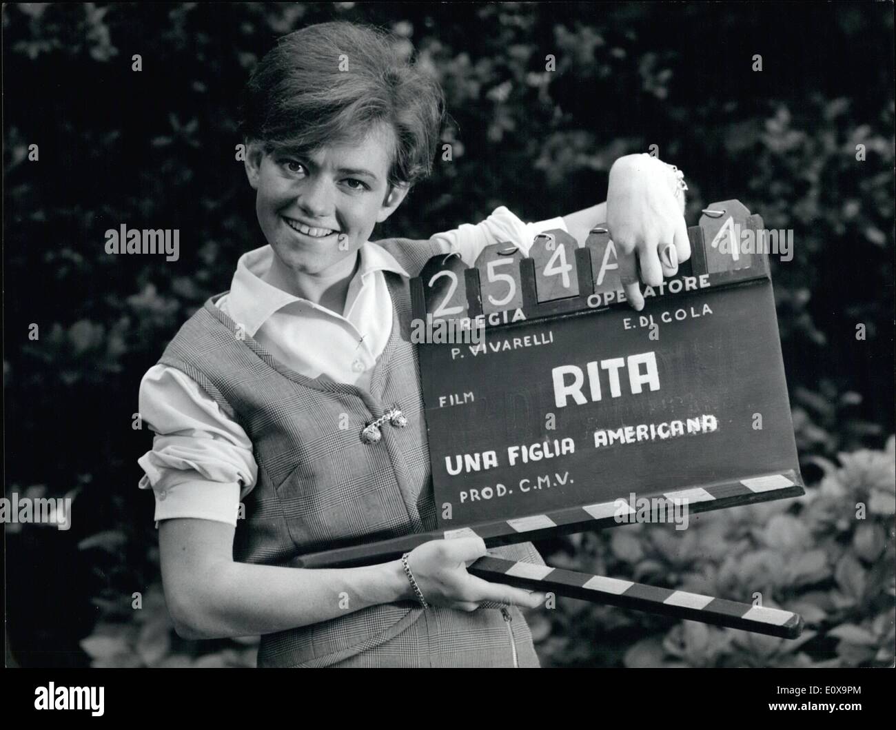 10 octobre 1965 - La célèbre chanteuse italienne Rita Pavone, célèbre, dans tous les monde, commence son premier film italien ''Rita, fille andamerican» avec Fabrizio Capucci, le mari divorcé de Catherine Spaak et avec Toto, l'acteur napolitain. Le film raconte l'histoire de Rita, à comme le chante ''ye-ye'' et son père, Monsieur Toto, qui est un artiste liric. Banque D'Images