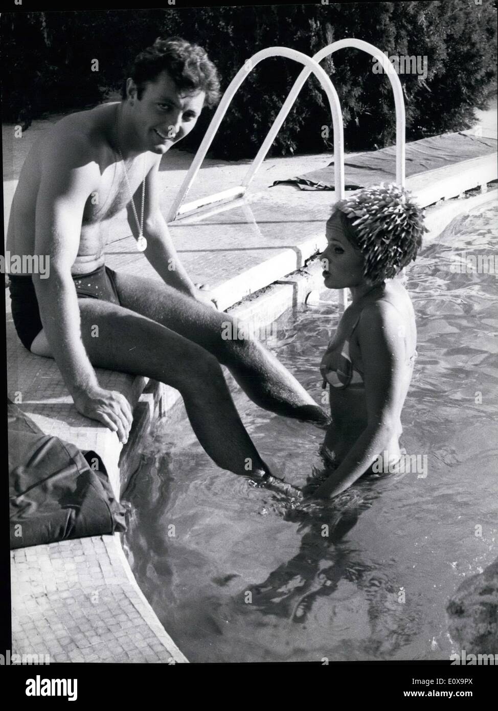 10 octobre 1965 - Rome, 27.10.65, un autre Allemand blonde arrive à Rome. Ursula Grade, 23 ans, de Frankfurt Main, alla à Rome il y a quelques mois, et jusqu'à maintenant elle tourna trois films : La 10e victime . L'Tramplers . et un film de la série James Bond (italien). Elle avait un ami inséparable, son chien Sepi . OPS : Ursula Banque et Jim Mitchum. Banque D'Images