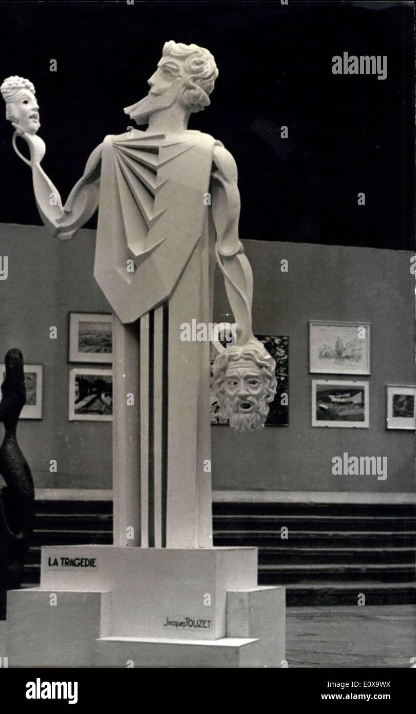 14 octobre 1965 - Salon d'automne s'ouvre : Le salon d'automne annuel ouvert au grand Palais, Paris, aujourd'hui. Photo montre. Une sculpture en plâtre intitulé ''la tragédie grecque'' par le sculpteur français Jacques Touzet. Banque D'Images