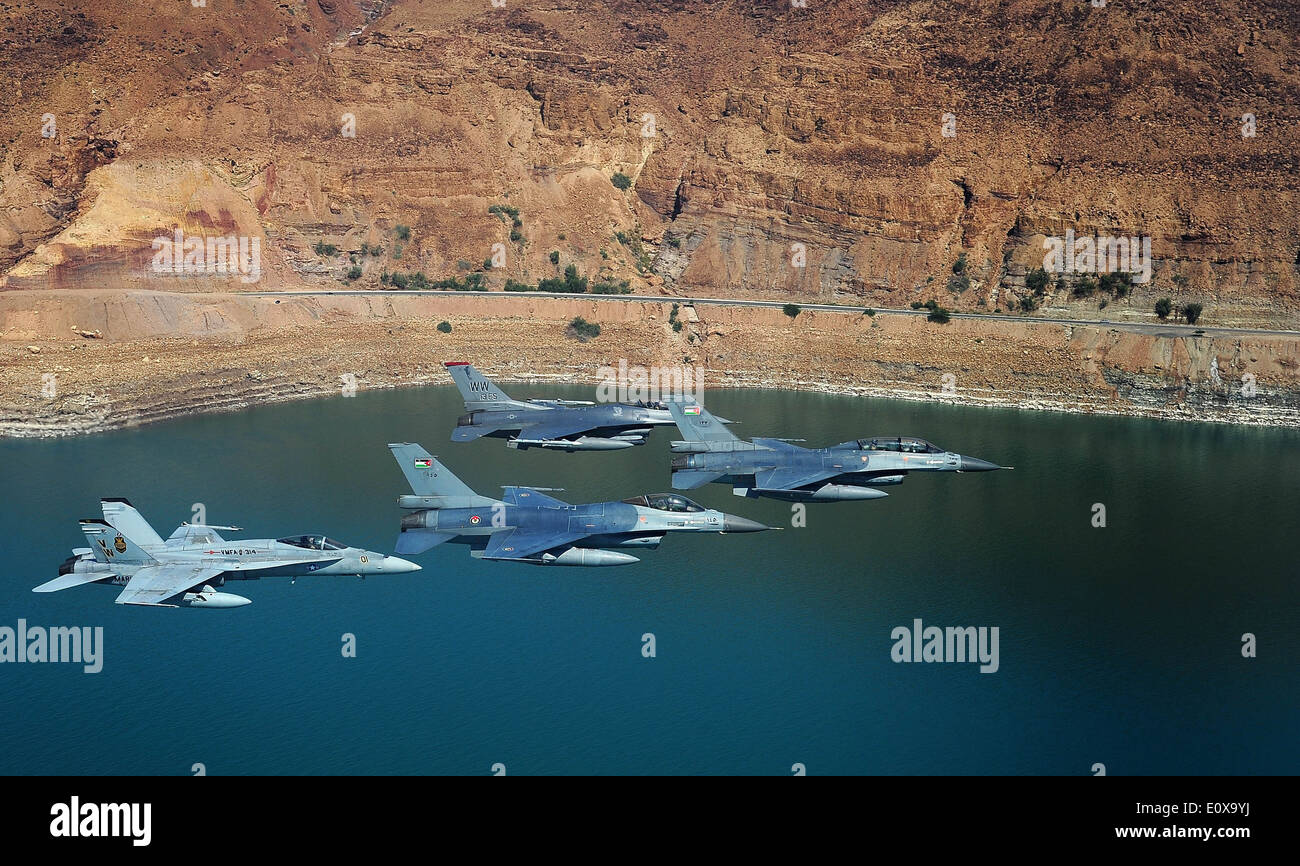 Nous et Royal Jordanian Air Force F-16 Fighting Falcon et un US Marine Corps F-18 Hornet voler en formation sur la mer morte durant l'exercice Tiger désireux 13 mai 2014 en Jordanie. Banque D'Images