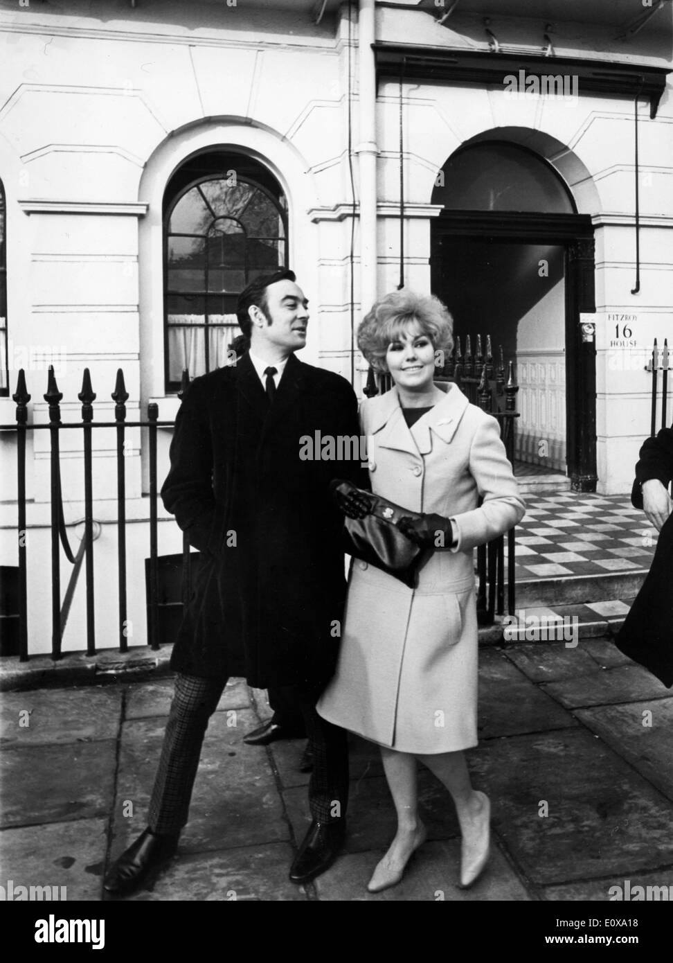 L'actrice Kim Novak, lors d'une promenade avec son mari Richard Johnson Banque D'Images