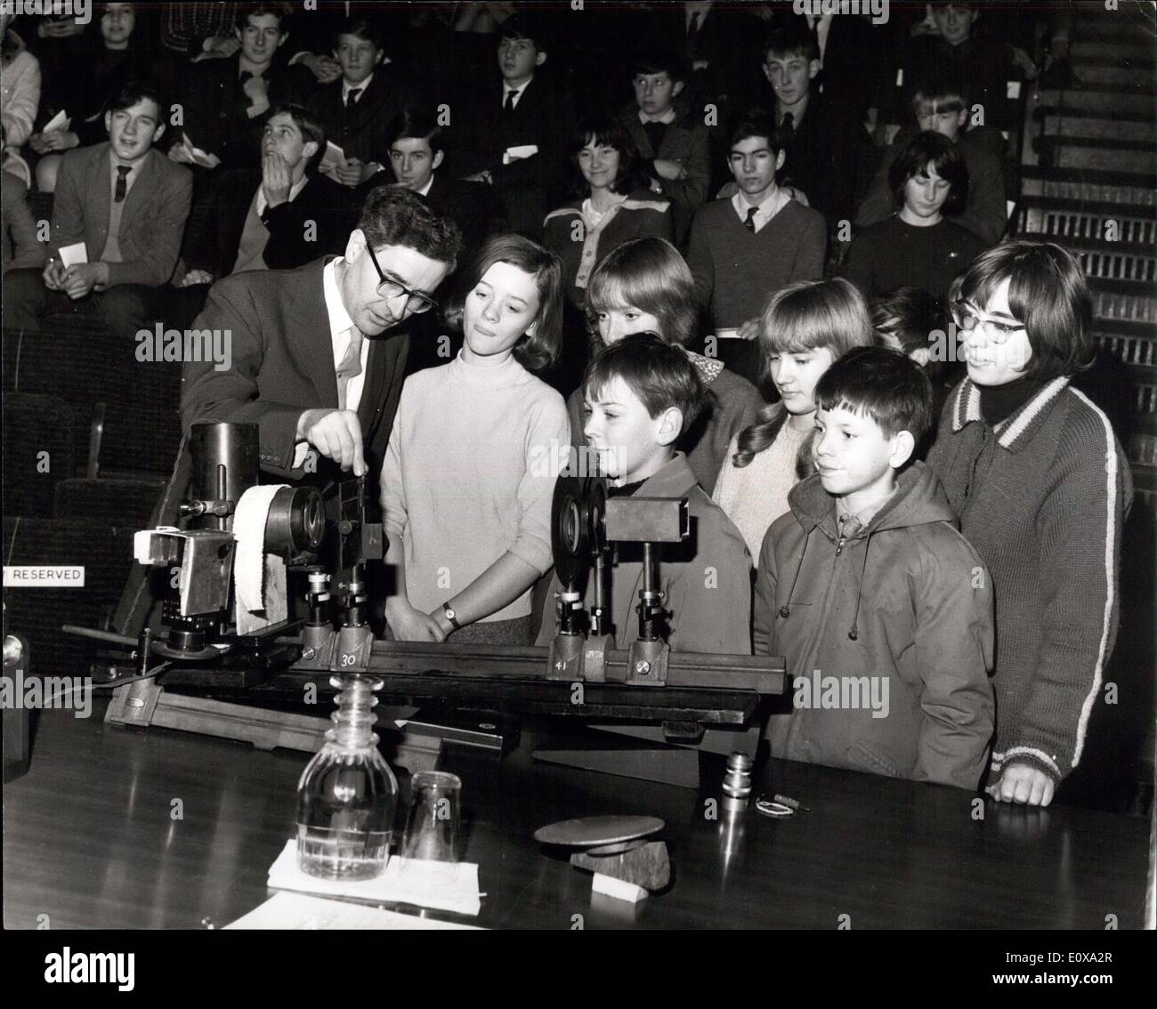 28 décembre 1965 - Noël des conférences à la Royal Institution : la première d'un cycle de six conférences, l'objet de ce qui est ''l'exploration de l'Univers' - par Sir Bernard Lovell, O.B.E., F.R.S., et le professeur F. Graham Smith, M.A., le Nuffield de radio-astronomie laboratoires, Observatoire Jodrell Bank et par le professeur Martin Ryle, M.A., F.R.S. et le Dr A. Hewish, de l'Observatoire de Radioastronomie Mullard. Cambridge, s'est tenue aujourd'hui à l'institution royale, Albemarle-Street. La photo montre le Dr UN Banque D'Images