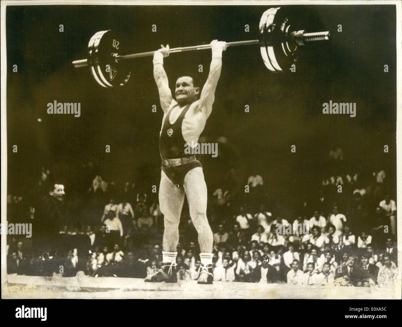 28 octobre, 1965 - Poids hongrois lifer world champion poids Bantam : Hongrois Imre Foldi a remporté le titre de champion du monde poids Bantam le au championnat du monde de levage de poids aujourd'hui détenu à Téhéran. Photo montre Imre Foldi en action. Banque D'Images