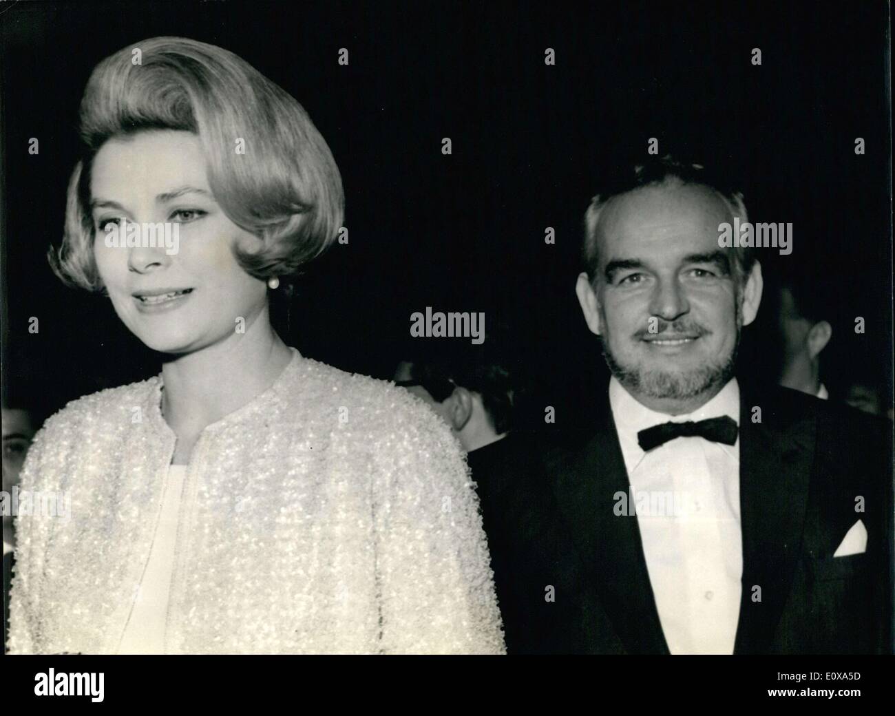 29 octobre 1965 - La 20e ''Movie Night'' a eu lieu la nuit dernière au théâtre Marigny, et a été organisé par la Princesse Grace de Monaco avec son invité le Prince Rainier. La nuit a été une réflexion sur le succès de la plupart des films français comme : les batailles du rail, le salaire de la peur, et jusqu'à ses oreilles. Banque D'Images
