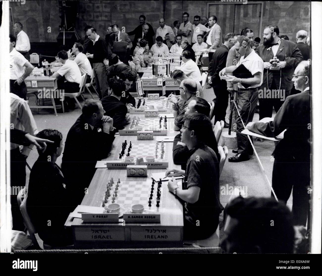 Le 10 novembre 1965 - Ouverture de la 16e Jeux Olympiques d'échecs, - à Tel Aviv - Vue générale de l'concurrents d'Isranel par rapport à leurs concurrents d'Irlande - Contraste pendant le 16e Jeux Olympiques d'échecs - Aujourd'hui détenu à Tel Aviv. Banque D'Images