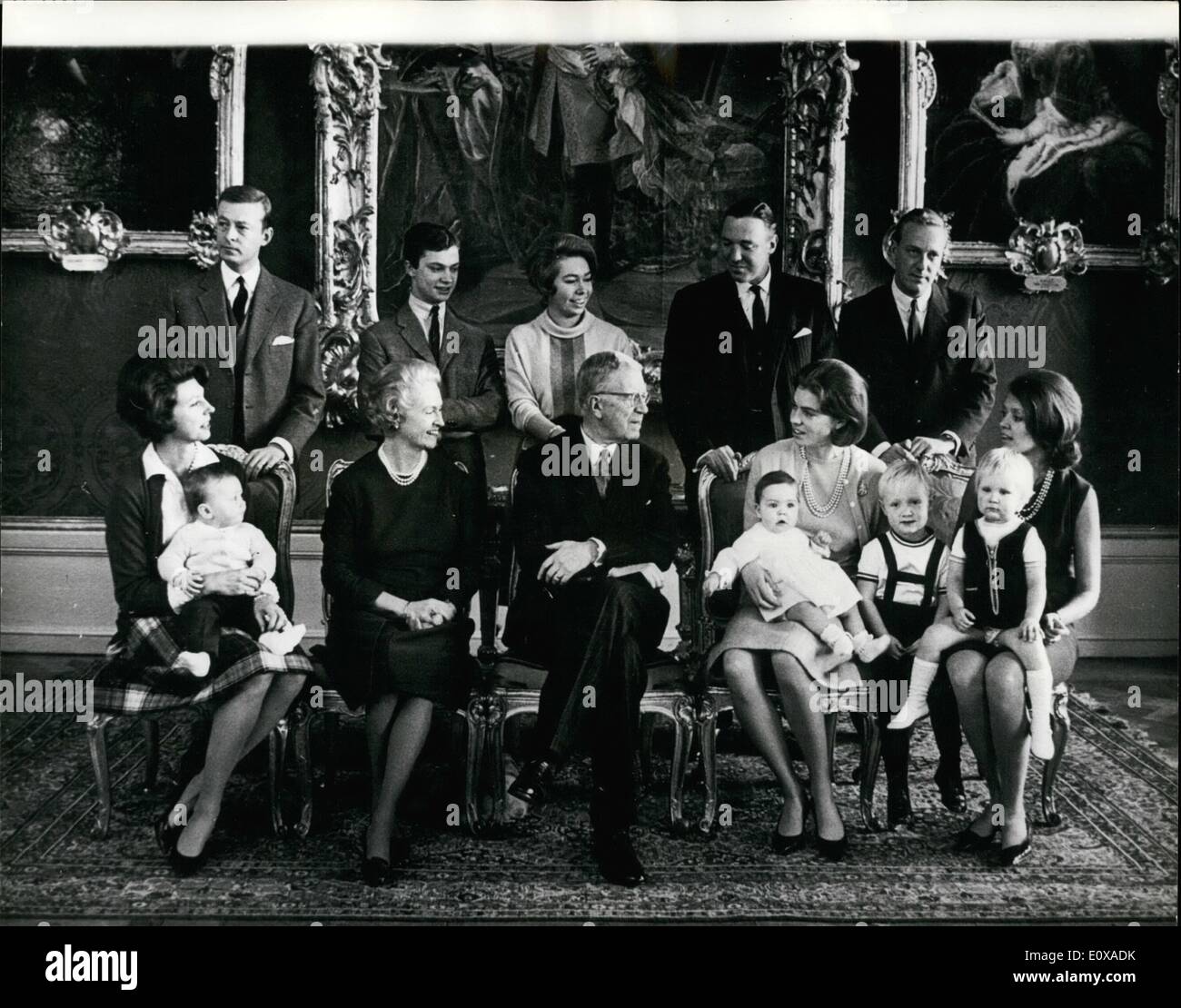 01 janvier 1966 - Suédois de princesses et de leurs maris et enfants fêter le Nouvel An avec le Roi Gustav Adolf : Il y a eu une réunion de famille dans la famille royale Suédoise quand la princesse Sibylla, avec ses filles, leurs maris et leurs enfants étaient des invités du Roi Gustav Adolf à Drottningholm, en dehors de Stockholm pour célébrer la nouvelle année. Photo montre la réunion de famille (L. à R Banque D'Images