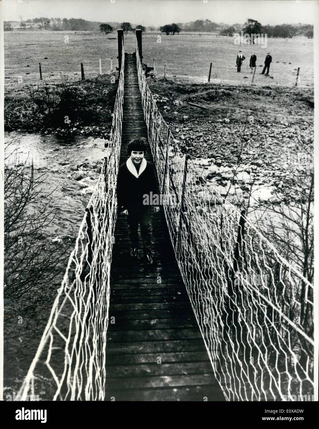 01 janv. 1966 - la jeune fille a son propre pont suspendu: La fille d'un agriculteur de huit ans, Jocelyn Liddell, a maintenant son propre pont suspendu. Elle a été construite par son comité local de l'éducation au prix de 250 livres, pour lui permettre de faire un voyage de 24 miles à l'école et de l'aller à l'école chaque jour. Jocelyn avait l'habitude de faire le voyage dans un taxi fourni par le comité pour aller de sa maison à Kerse Farm, Courance (Dfriesshire) à l'école primaire de Garrol (Dumfriesshire), à dix miles de distance Banque D'Images