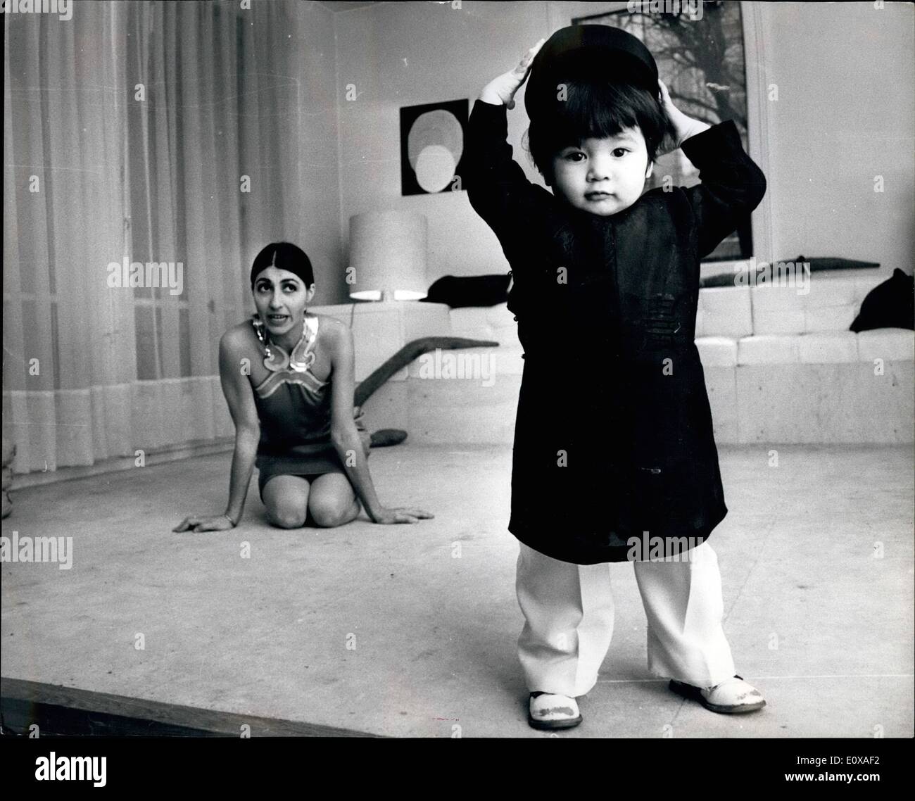 15 month old son emmanuelle khanh Banque de photographies et d'images à  haute résolution - Alamy