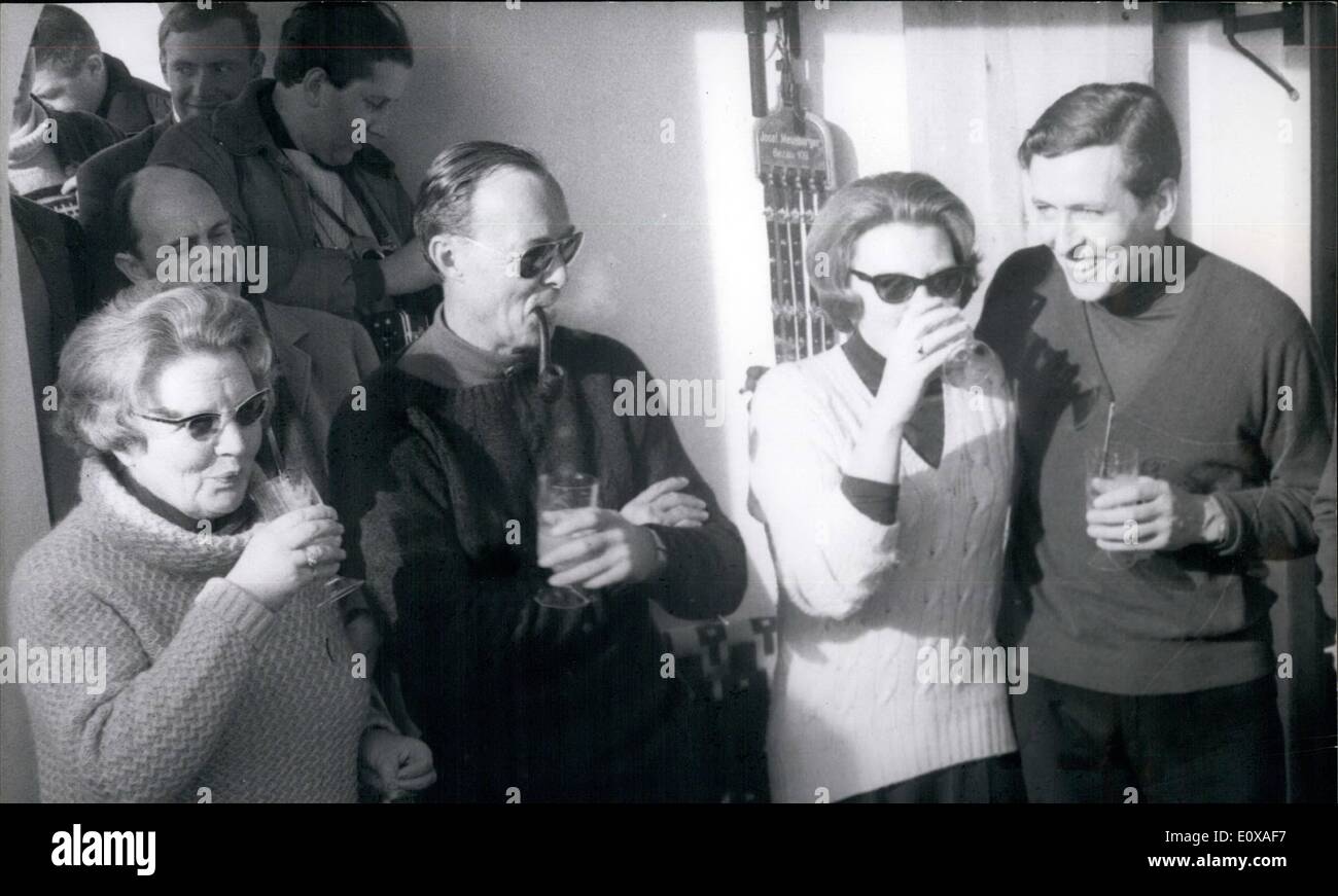 01 janvier 1966 - Vacances à la neige... fait à l'heure actuelle, la famille royale néerlandais. Après la princesse Beatrix et Claus von Amsberg séjourné dans la station suisse de Gstaad déjà pendant plusieurs jours sont-ils allés à Lech am Arlberg dernier week-end pour y rencontrer la reine Juliane des Pays-Bas, le Prince Bernhard ainsi que la Princesse Margriet et son fiancé Pieter van Vollenhofen. La raison principale de cette réunion était la famille Beatrix ' 28e anniversaire qu'elle peut fêter le 31 janvier. La famille royale réside dans l'hôtel ''Post'', le plus distingué. OPS Banque D'Images 01 janvier 1966 - Vacances à la neige... fait à l'heure actuelle, la famille royale néerlandais. Après la princesse Beatrix et Claus von Amsberg séjourné dans la station suisse de Gstaad déjà pendant plusieurs jours sont-ils allés à Lech am Arlberg dernier week-end pour y rencontrer la reine Juliane des Pays-Bas, le Prince Bernhard ainsi que la Princesse Margriet et son fiancé Pieter van Vollenhofen. La raison principale de cette réunion était la famille Beatrix ' 28e anniversaire qu'elle peut fêter le 31 janvier. La famille royale réside dans l'hôtel ''Post'', le plus distingué. OPS Banque D'Images