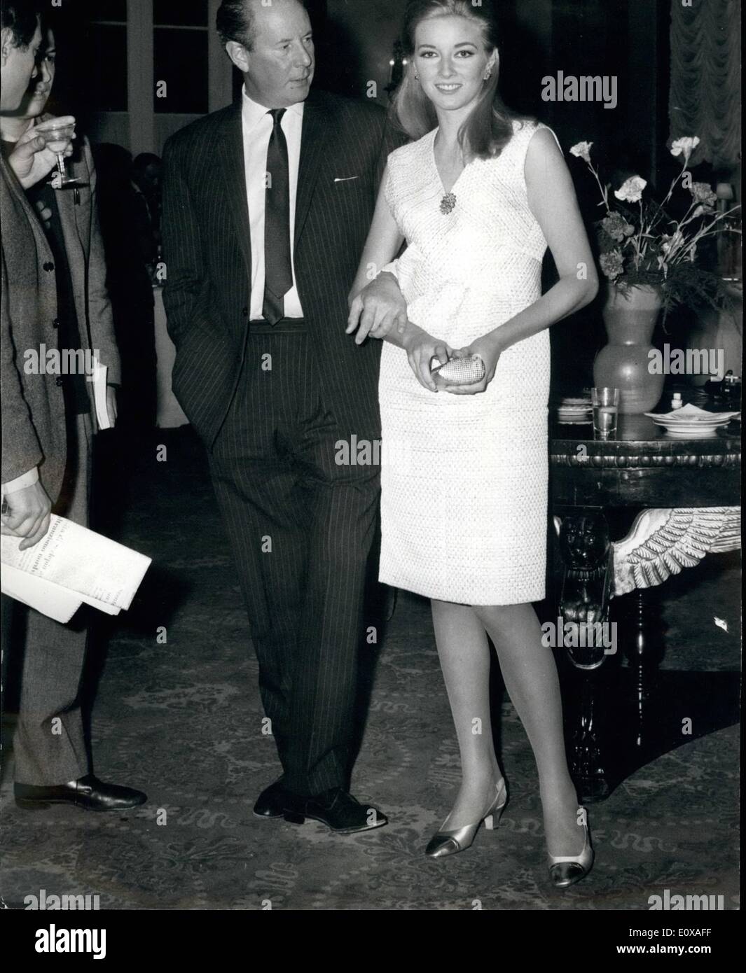 01 janvier 1966 - DIVORCE DANS ''007''. Le réalisateur Terence Young a tenu une conférence de presse et il a annoncé son divorce avec le tournage du film ''007'' produit par Saltzman e le brocoli. OPS  = Terence Young et Daniela Bianchi, le Bond est le partenaire du film ''From Russia with Love' Banque D'Images