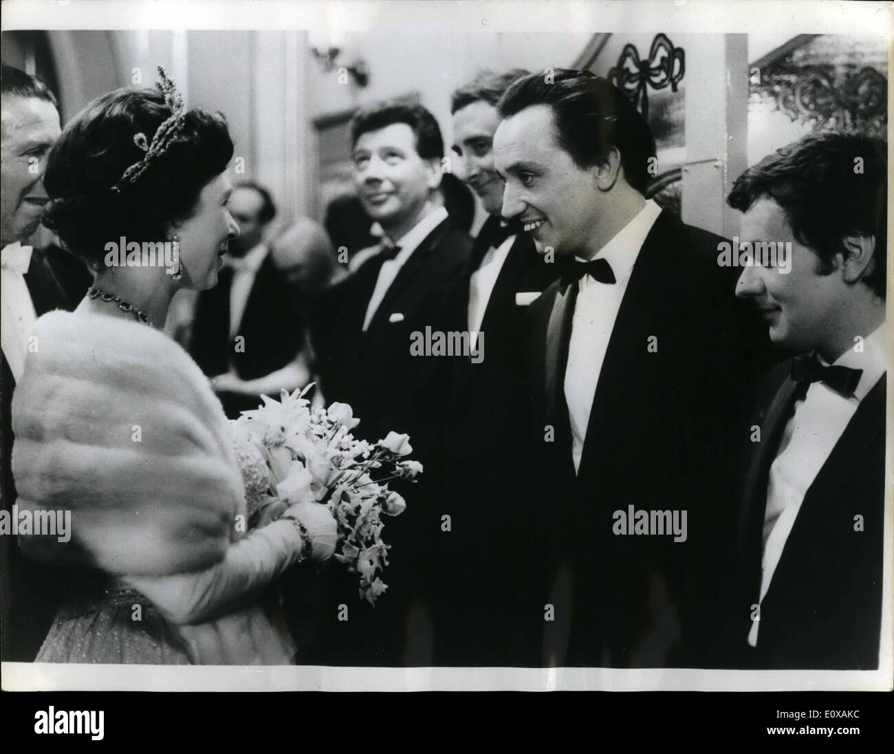 11 novembre 1965 - Royal Variety performance Reine rencontre Ken Dodd. : H.H. La Reine parle avec Liverpool comédien Kenn Dodd, quand les étoiles ont été présentés à la Royal Variety performance au London Palladium la nuit dernière (lundi). À gauche sont Max Bygraves et Spike Miligan et à droite, Dudley Moore. Banque D'Images