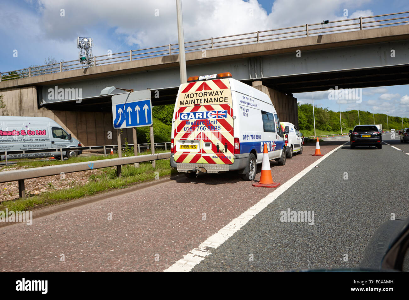 L'entretien d'autoroute garic véhicule stationné sur la bande d'arrêt d'urgence de l'autoroute m6 en Angleterre UK Banque D'Images