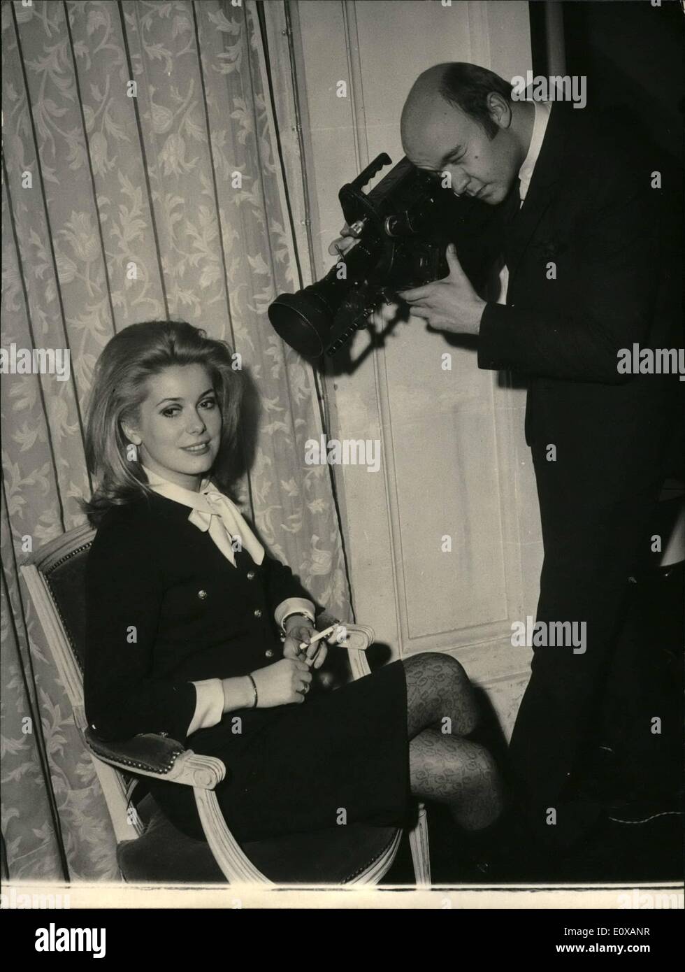 01 janvier 1966 - Jean Paul a remporté le ''Prix Louis Delluc'' pour son film ''Le Château'' de la vie dans lequel Catherine Deneuve est une étoile. Vladimir Lénine et Joseph Staline après la Révolution d'octobre Banque D'Images