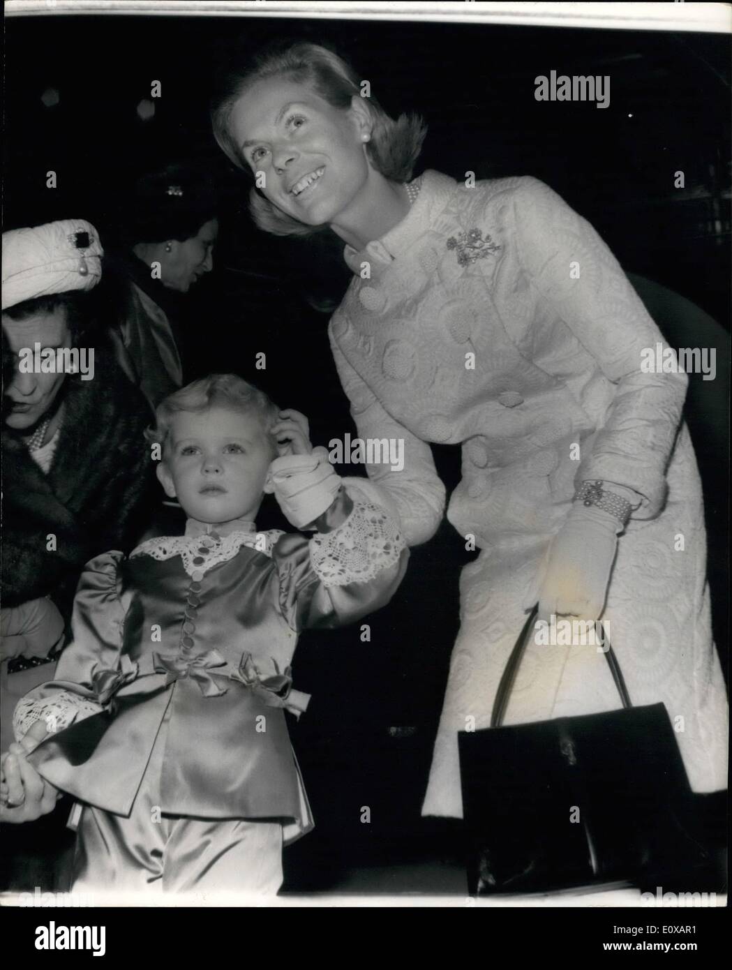 01 janvier 1966 - Comte de Saint Andrews est à la page Mariage : le Comte de Saint Andrews, fils du duc et de la duchesse de Kent, a été une page aujourd'hui à la cérémonie de mariage de Lord Herbert, 26 ans, fils et héritier du comte de Pembroke, et Mlle Claire Pelly, 21 ans, un cousin de Sir Henry Tate et fille de M. Douglas Pelly, un ancien shérif d'Essex. La photo montre le comte de Saint Andrews arrivant à Sainte Trinité, Brompton, avec sa mère, la duchesse de Kent. Banque D'Images