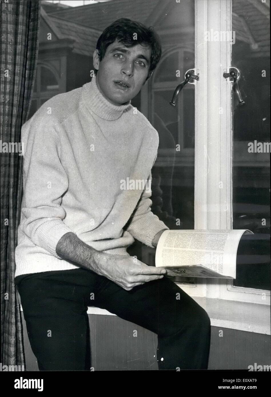 01 janvier 1966 - Stars de cinéma ici pour Premiere : Beaucoup des stars du film ''Le vol du Phénix'', sont à Londres pour la première mondiale du film au Carlton theatre, Haymarket, le Jeudi, Janvier 20th. Showsf Photo Gabriele Tinti de Rome, un autre des acteurs dans le film - qui est ici pour la premiere - en photo aujourd'hui à l'Hôtel Savoy. Banque D'Images