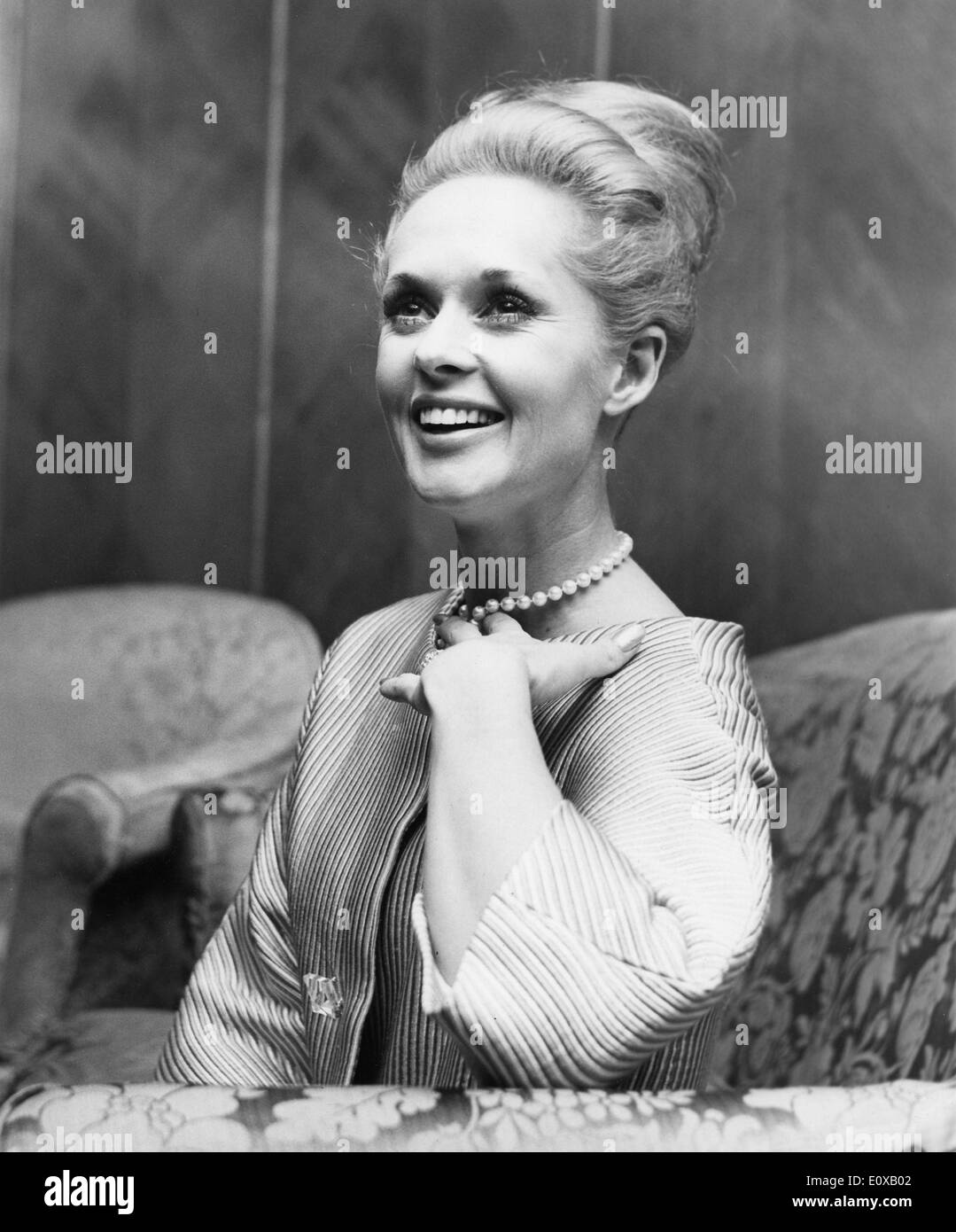Mar. 1, 1966 - Londres, Angleterre, Royaume-Uni - Actrice TIPPI HEDREN sourit lors d'une conférence de presse à l'Hôtel Dorchester, avant de commencer le tournage de son dernier film, "La Comtesse de Hong Kong", dans lesquels elle joue l'épouse de l'acteur Marlon Brando. Banque D'Images