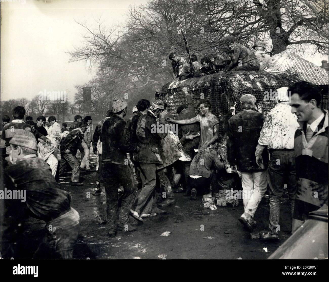 Mar. 03, 1966 - Rugby à Richmond - Finale de la Coupe de l'hôpital : la finale de la coupe de l'hôpital entre Guy's et St Thomas's a eu lieu cet après-midi à Richmond Athletic ground. Photo montre : la scène au cours de la bataille rangée entre étudiants - avant le match de cet après-midi. Banque D'Images