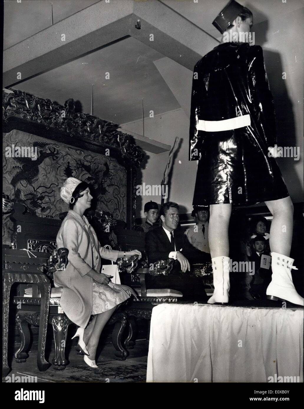 Mar. 03, 1966 - La princesse Margaret ouvre la semaine à Hong Kong : Photo montre son altesse royale la princesse Margaret et son mari Lord Snowdon siéger dans trônes chinois tout en regardant un fashion show de Shuihing en magasin, Knowloon Hong Kong, aujourd'hui. Banque D'Images