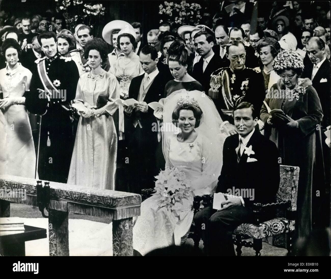 Mar. 03, 1966 - Mariage Royal à Amsterdam : la princesse Beatrix des Pays- Bas était marié à Amsterdam hier de Claus von Amsberg. La cérémonie civile  à la mairie a été suivie