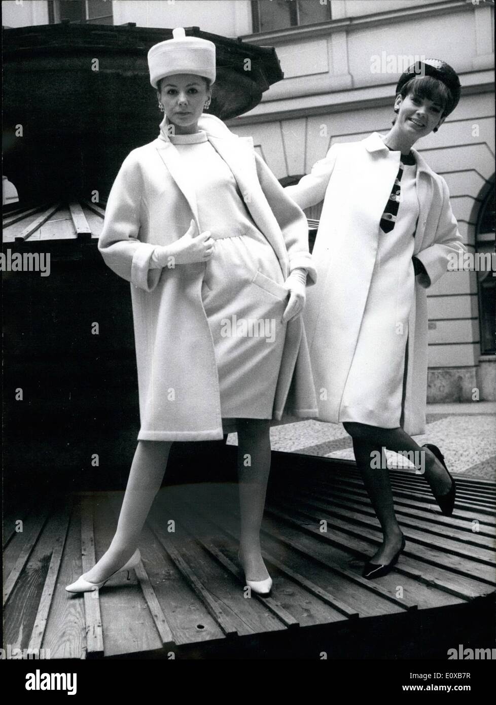 Mar. 03, 1966 - pour la marche dans l'après-midi... le créateur de mode Vienne Adlmuller a créé ces deux belles samedi. Charlott mannequin (à gauche) montre une robe blanche et un manteau de laine de couleur blanc-rose--lin. Cette création s'appelle ''Monte Carlo''. Wilma mannequin porte un Black-White-combinaison. Un manteau blanc qui est fait de laine et une robe blanche qui est seulement décoré d'un bouton noir -tresse. Le nom de la création : ''Pique Dame.'' Banque D'Images