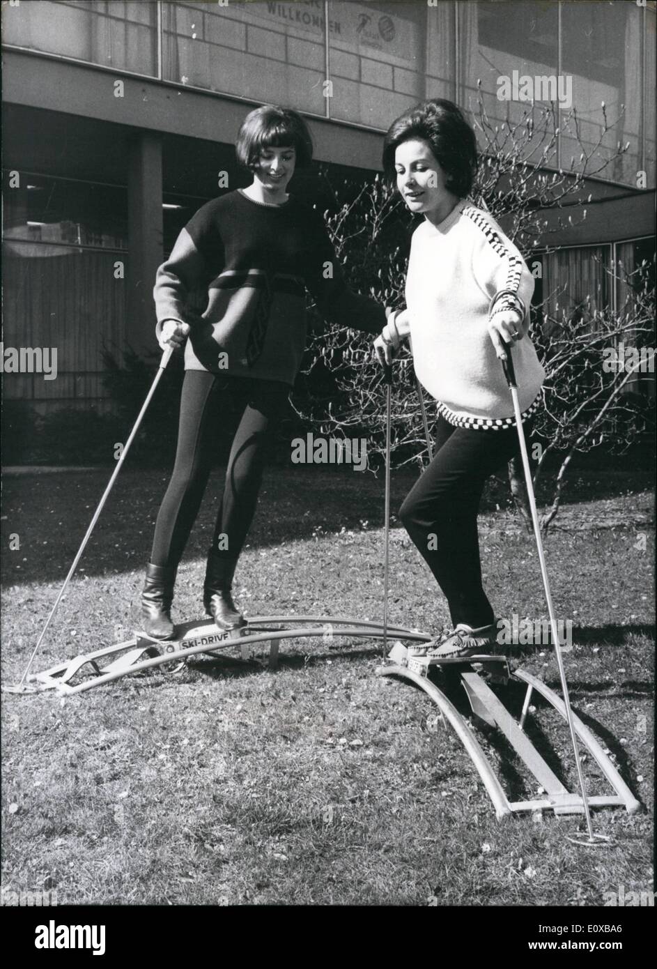 Mar. 03, 1966 - Les skieurs enthousiastes.. peuvent désormais garder la forme même en été, mais pas seulement avec la politique commune de la gymnastique, mais avec l'aide d'un nouvel équipement qui est indiqué à l'article Sports International Show à Wiesbaden. Cette ''trainer'' metal ne peut pas remplacer le cours de professeur de ski ou d'enseigner les débutants l'ABC du ski, mais elle peut aider ceux qui font beaucoup de ski pour garder leur état. ''SKI-Drive-Trainer» est pensé comme une base pour la formation. En particulier il est excellent pour les hanches et les mouvements de pieds Banque D'Images