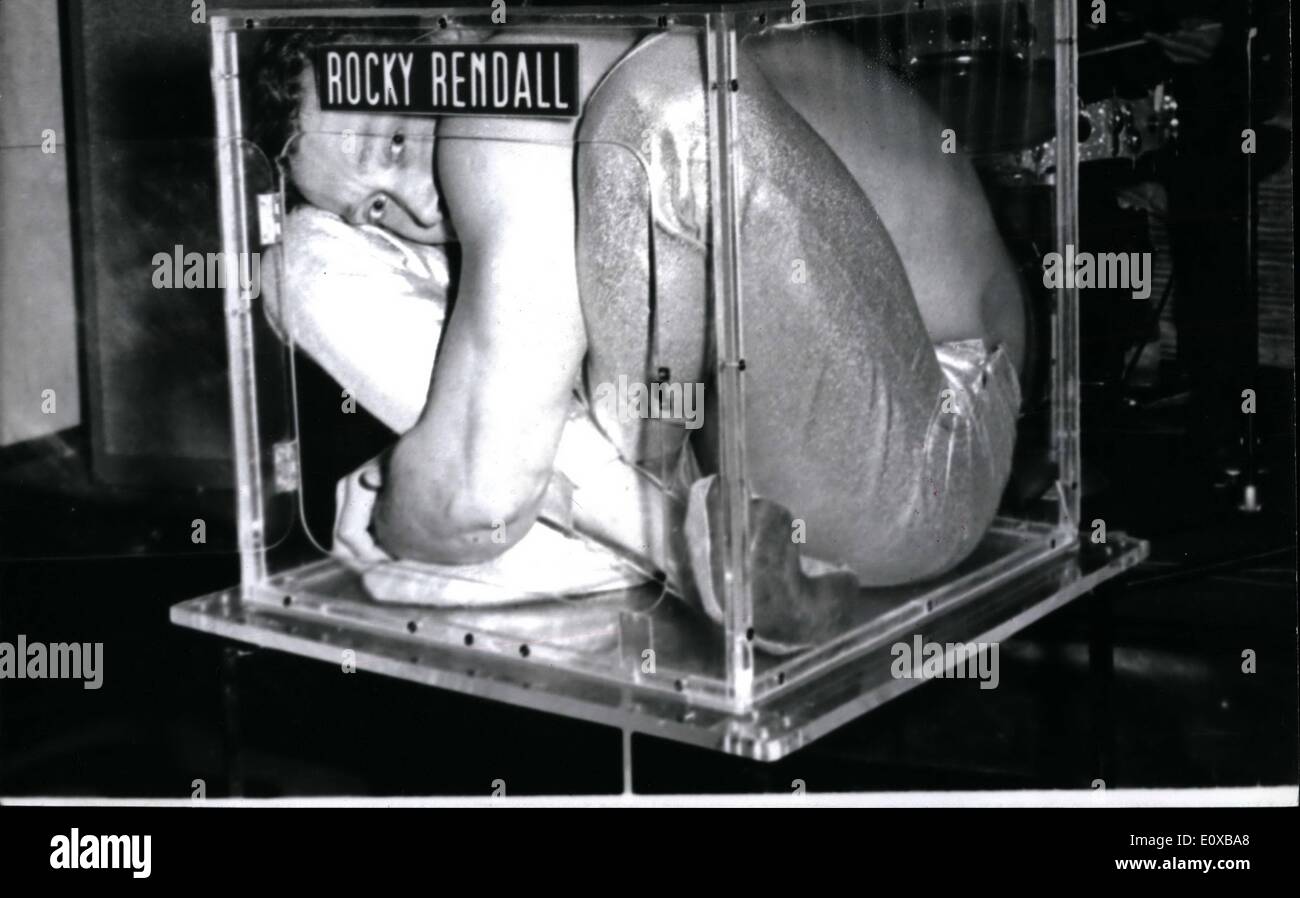 Mar. 03, 1966 - Rocky Redall adapte ses 5'9'' dans un cadre 19 x 19. Banque D'Images