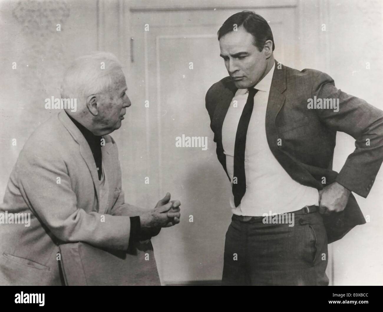 Le 23 janvier 1966 - Buckinghamshire, Angleterre, Royaume-Uni - acteur légendaire Marlon Brando est décédé à l'âge de 80 ans de causes inconnues à Los Angeles. Sa longue carrière d'inclus les films tels que "Un tramway nommé désir", "Apocalypse Now", l'X-rated "Dernier tango à Paris" (photo) et son célèbre 'Le Parrain." Photo : avec le réalisateur CHARLIE CHAPLIN sur l'ensemble de 'Une Comtesse de Hong Kong". Banque D'Images