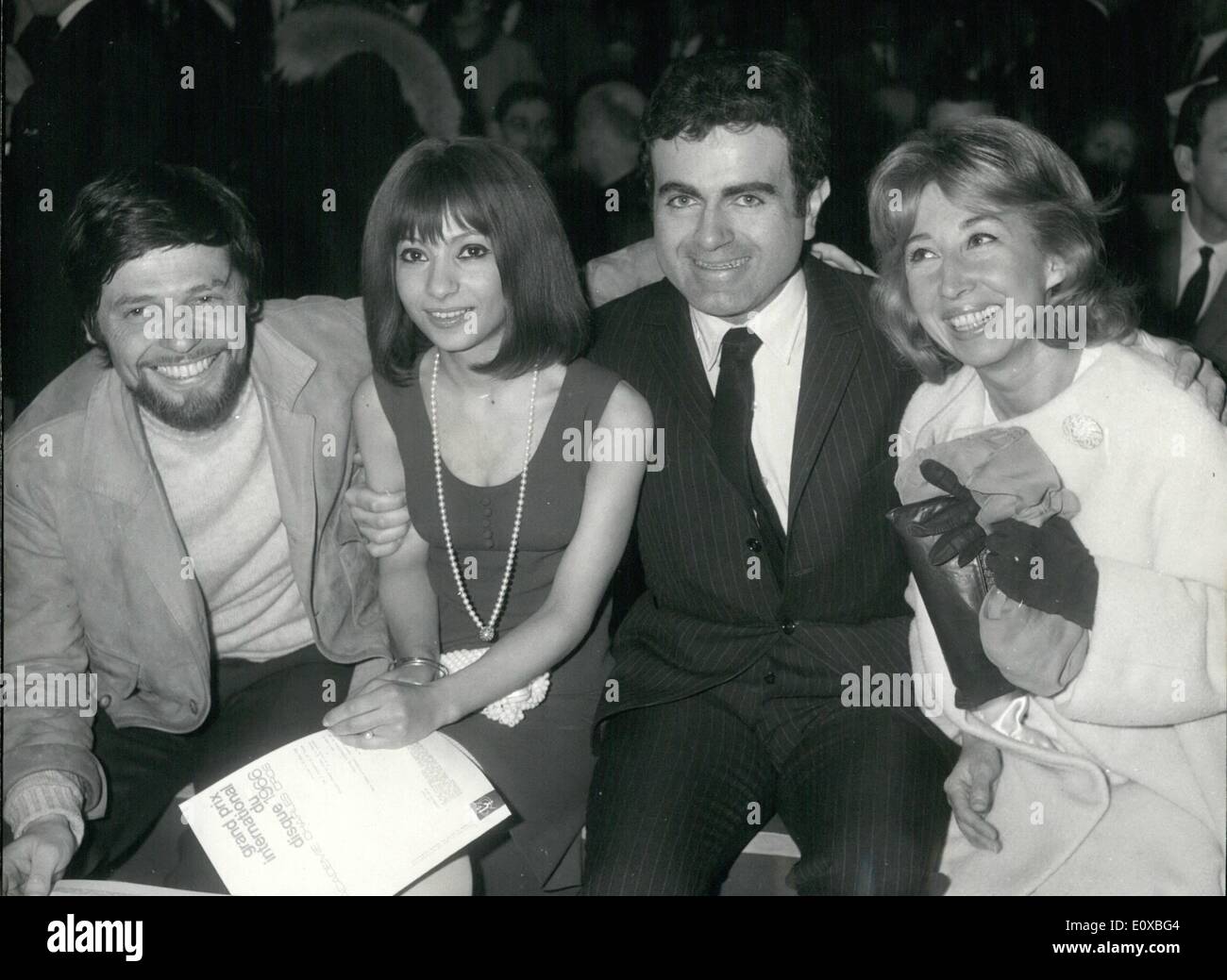 Mar. 03, 1966 - Grand Prix International du Disque décerné. : Le Grand Prix International de la meilleure records de l'année ont été attribués au Palais d'Orsay, Paris, aujourd'hui. Sur la photo, de gauche à droite MME Albert Camus (Prix in memoriam), Esther Ofarim (Chanson), Guy Beart et Cora Vaucaire (Son prix) Banque D'Images