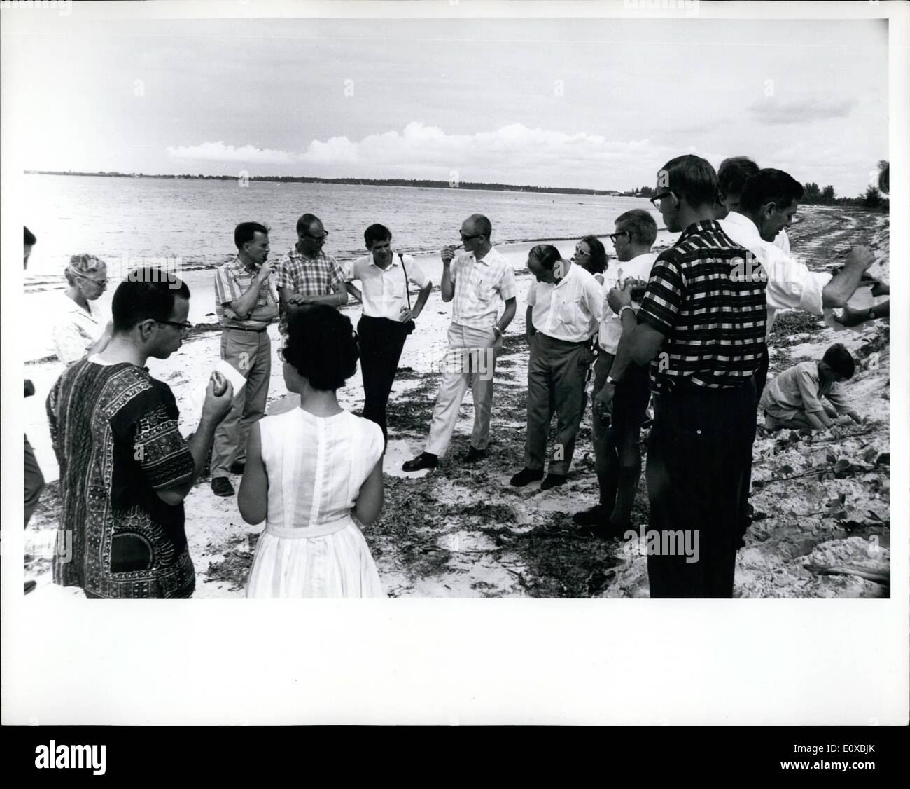 Mar. 03, 1966 - Directeur du Corps de la paix Jack Hood Vaughn à une partie de plage à Masasini près de Dares Salaam, Tanzanie, avec les membres du corps de la paix. Banque D'Images
