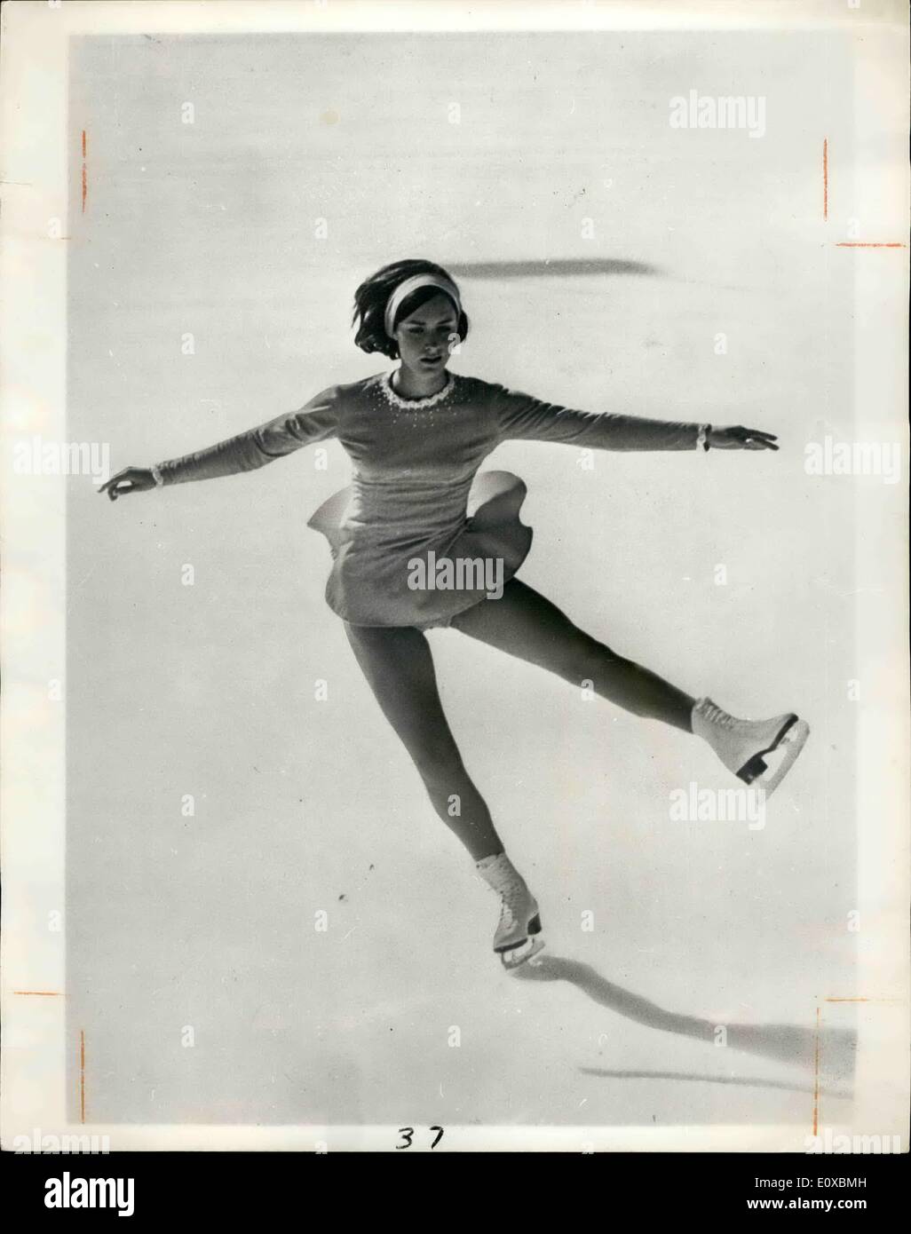 10 févr. 02, 1966 - des Championnats du monde de patinage artistique à Davos. La photo montre la championne du monde, Peggy Fleming, des É.-U., au cours de sa performance dans le patinage libre - au cours de la World Figure Skating C' est proposé à Davos, en Suisse. Banque D'Images