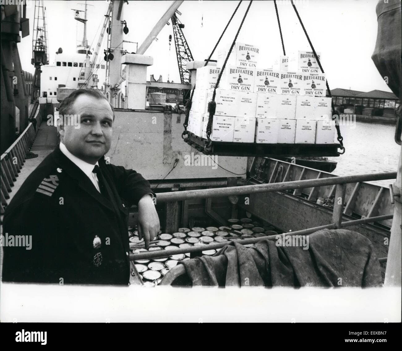 02 février 1966 - Colombie Britannique et Whisky Gin pour la Russie : Ce matin, à l'Enquête sur les quais commerciaux à l'exportation la plus importante de la Gin et Whisky jusqu'à présent a été chargé à bord du cargo soviétique ''Irtysrles''. L'envoi, à destination de Moscou, par l'intermédiaire de Leningrad se compose de 50 000 b0ttles de whisky et 20 000 bouteilles de Gin. La photo montre le capitaine Koviskkov, du ''cargo russe Irtyshles'' vu la première charge dans la cale du navire à la Surrey Docks commerciaux. Banque D'Images