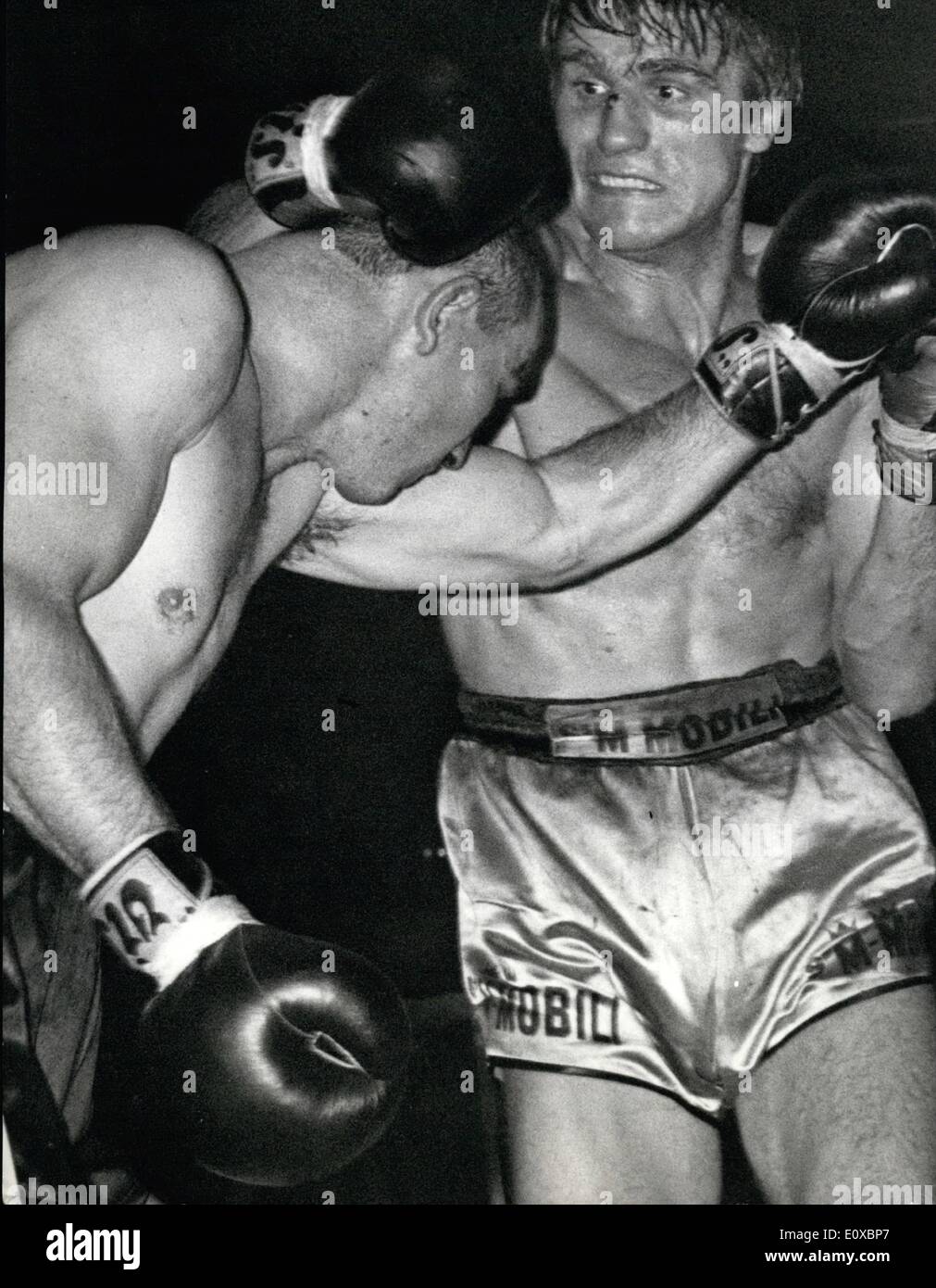 02 février 1966 - Nino Benvenuti outpointed la America's Don Fullmen de plus de 12 rounds au Sport Palace à Rome. La lutte était valide Banque D'Images