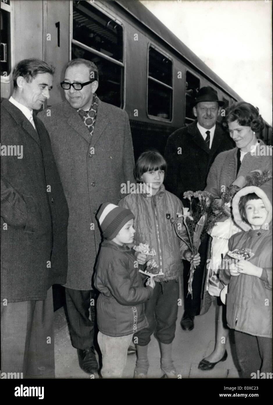 10 mars 1966 - Après 20 ans de captivité en Russie : et le travail forcé dans les zones d'expulsion de Sibérie 41 ans Peter Ziegler est revenu à l'Allemagne. Cette semaine, il est venu à Kaufbeuren/Allgau où un travailleur a placé un trois pièces à sa disposition, tous gratuits. Le prisonnier de guerre a épousé une femme de déportés en Sibérie de Prusse Orientale. L'inspecteur des impôts pour mKaufbeuren Bernd Fischer, qui était avec Ziegler en Sibérie pour années-homme, a demandé aux ministres, le parlement, les présidents de l'aide de la famille Ziegler retour. Ils sont venus au Canada, et de Friedland à Aligau Bremerhaven Banque D'Images