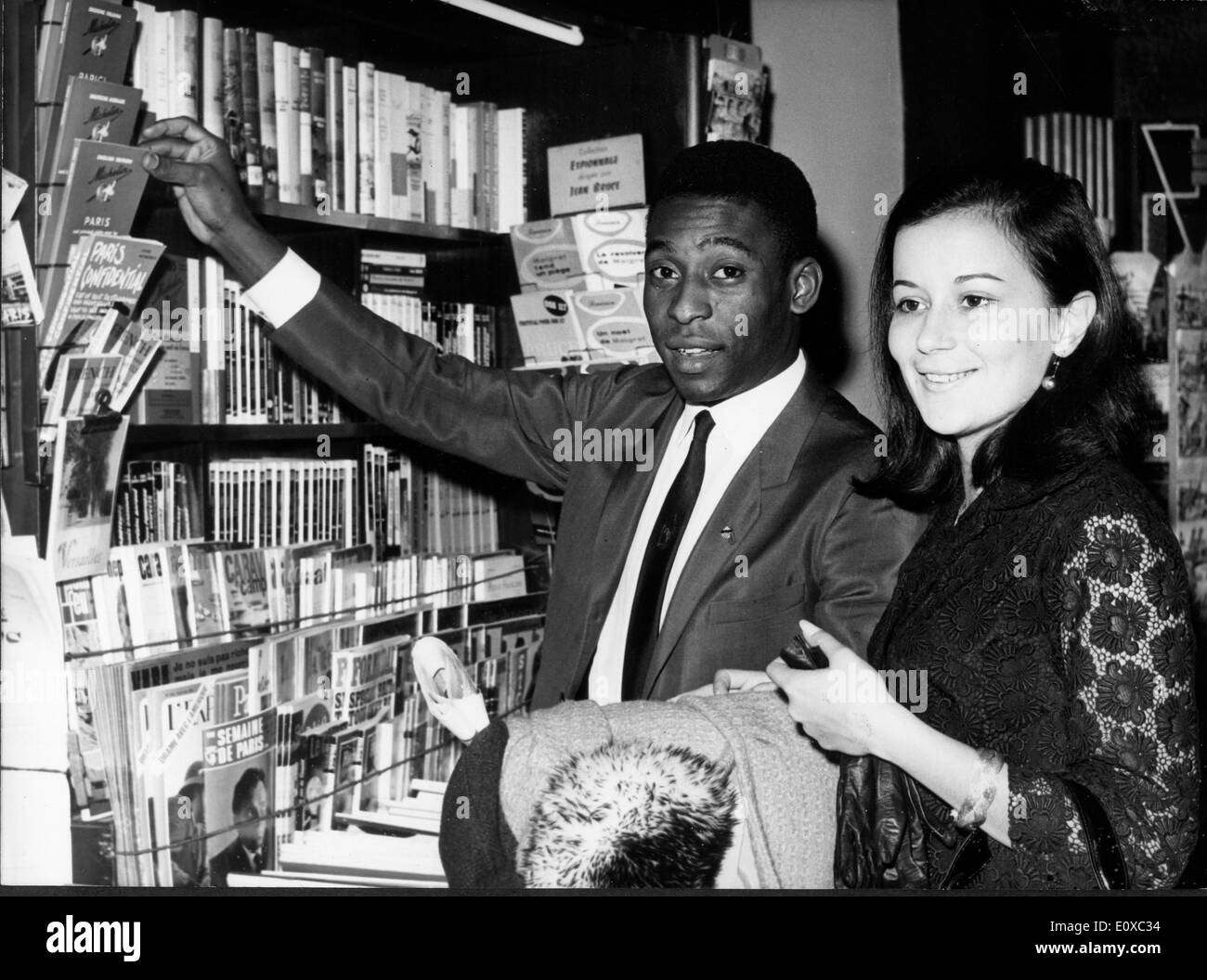 Joueur de football Pele sur sa lune de miel avec femme Rosemeri Cholby dos Reis Banque D'Images