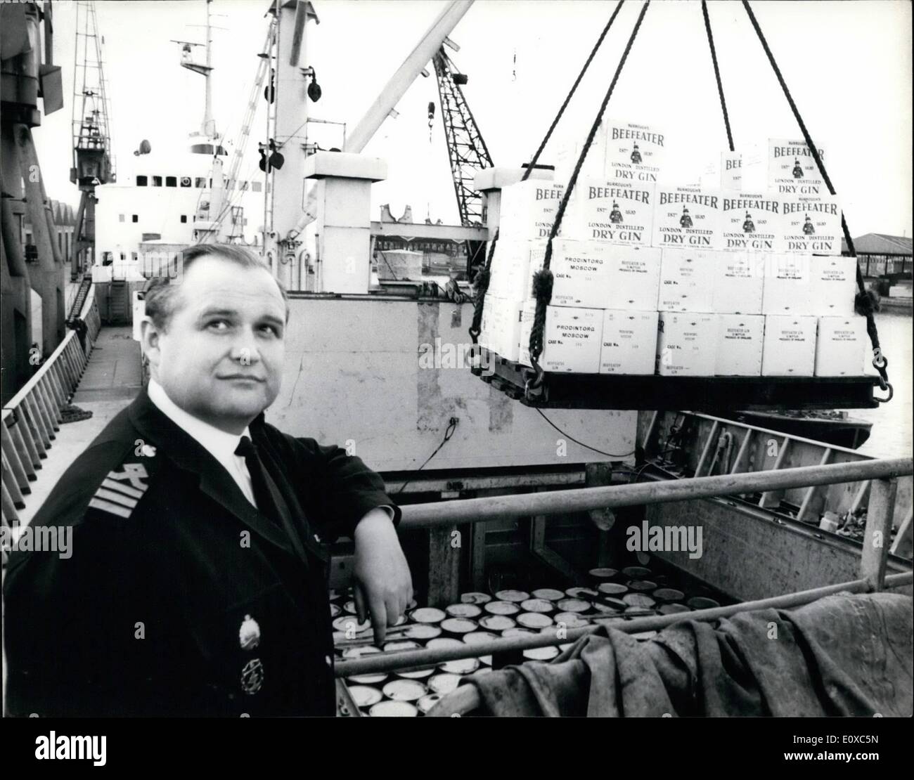 02 février 1966 - Colombie Britannique et Whisky Gin pour la Russie : ce matin à la Surrey Docks commerciaux. L'exportation la plus importante de la Gin et Whisky jusqu'à présent a été chargé à bord du cargo soviétique ''Irtyshles''. L'envoi, à destination de Moscou, par l'intermédiaire de Leningrad se compose de 50 000 bouteilles de whisky et 20 000 bouteilles de Gin. La photo montre le capitaine Novighkov, du ''cargo russe Irtyshles'' voit la première charge dans la cale du navire à la Surrey Docks commerciaux. Banque D'Images